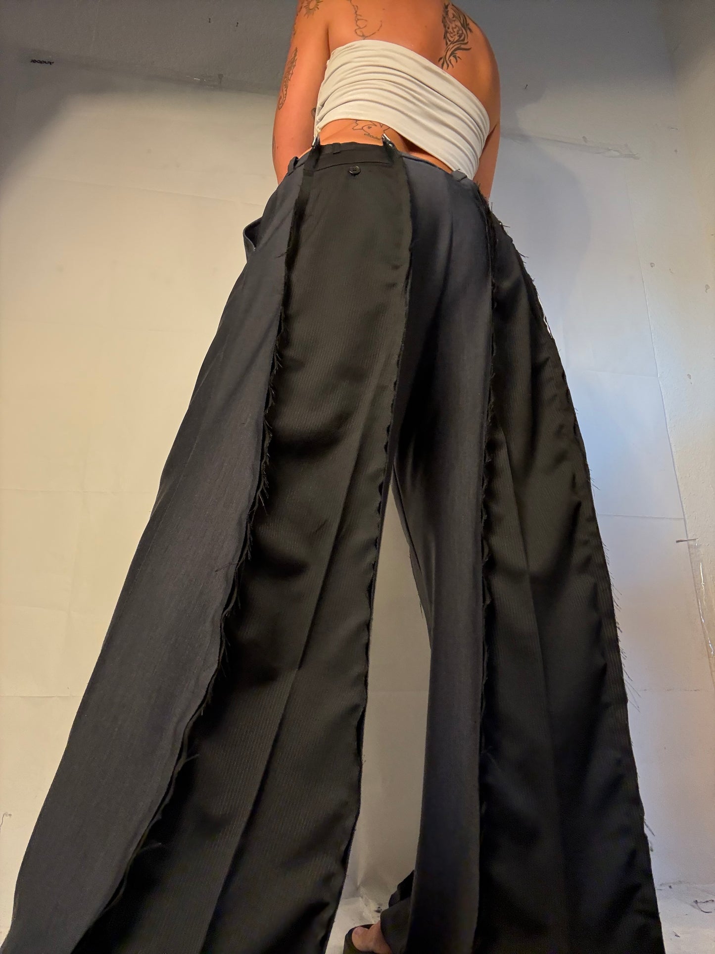 BAGGY BLACK PINSTIBE SPG SUITPANTS
