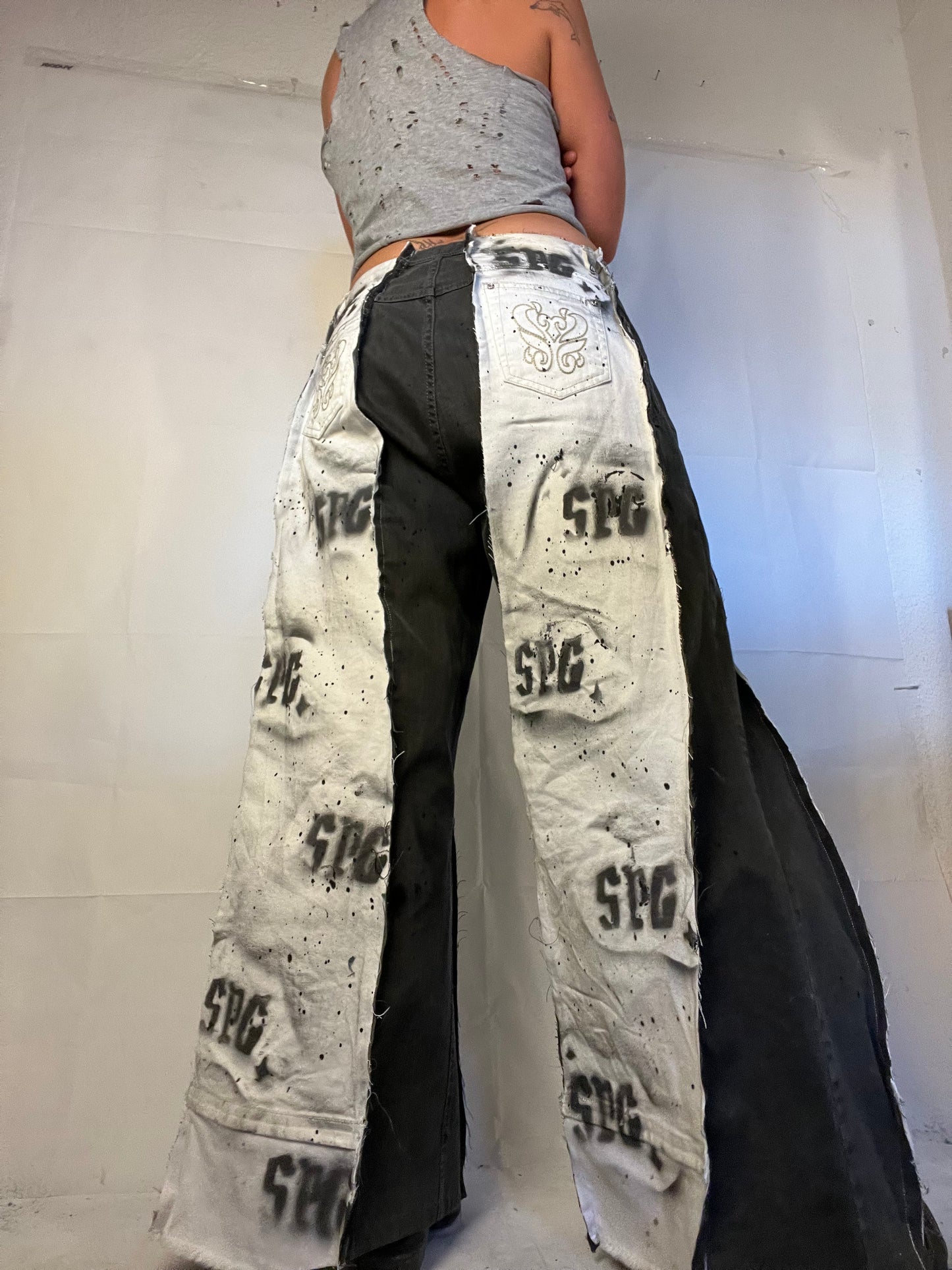BAGGY WHITE/DARK GREY SOG PANTS W DETAILS