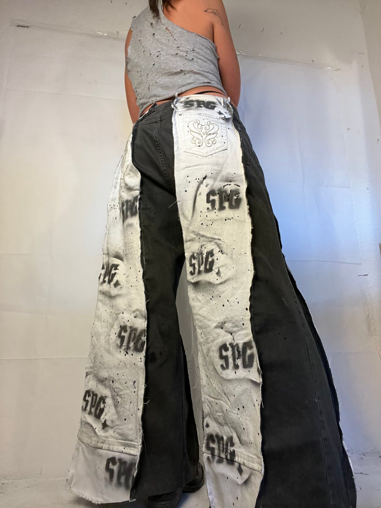 BAGGY WHITE/DARK GREY SOG PANTS W DETAILS