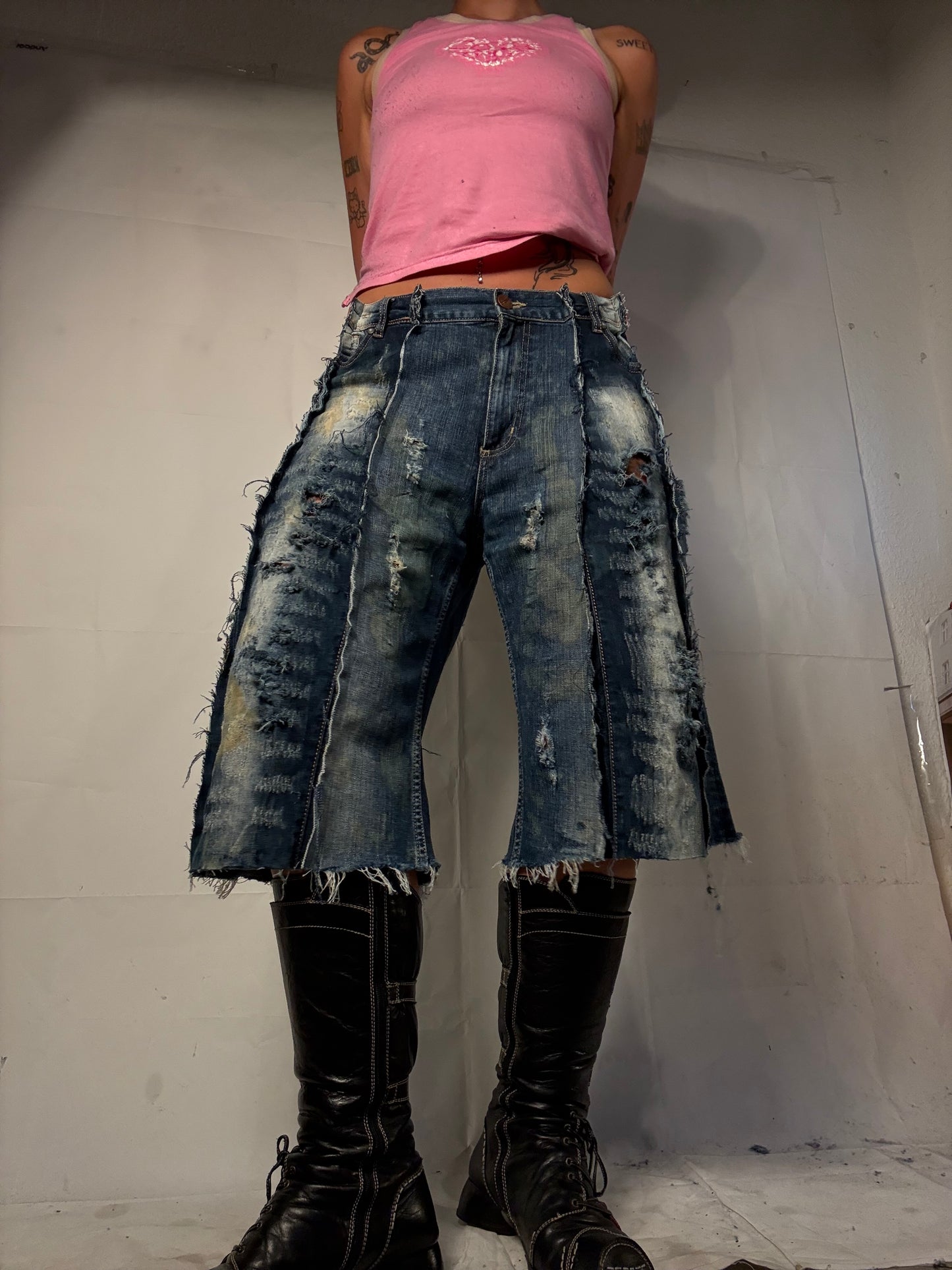RIPPED BLEACHED DENIM SPG JORTS