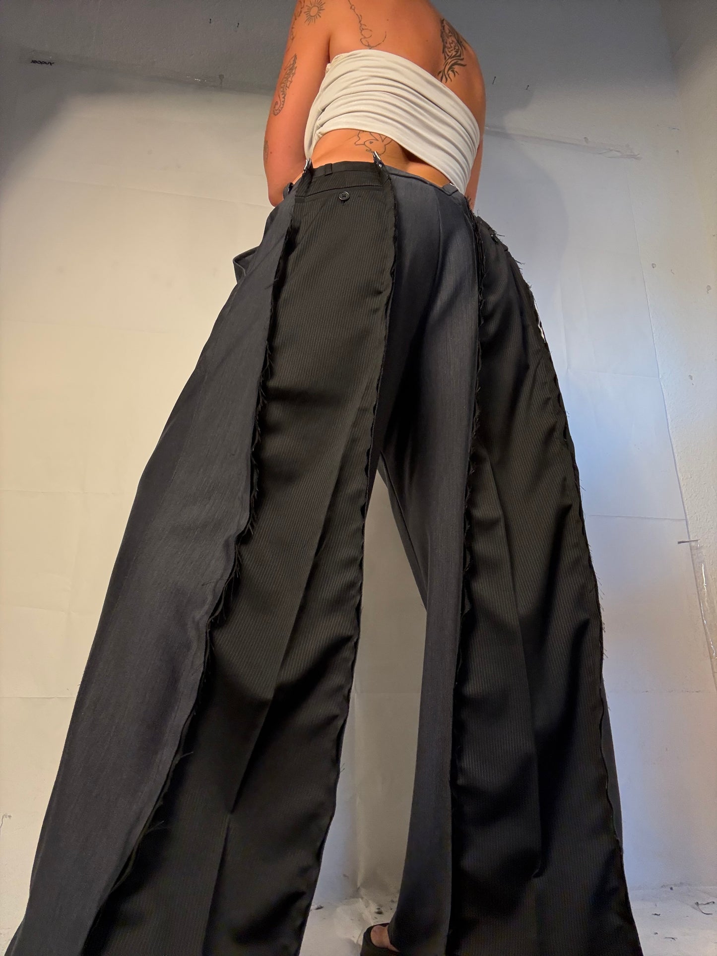 BAGGY BLACK PINSTIBE SPG SUITPANTS