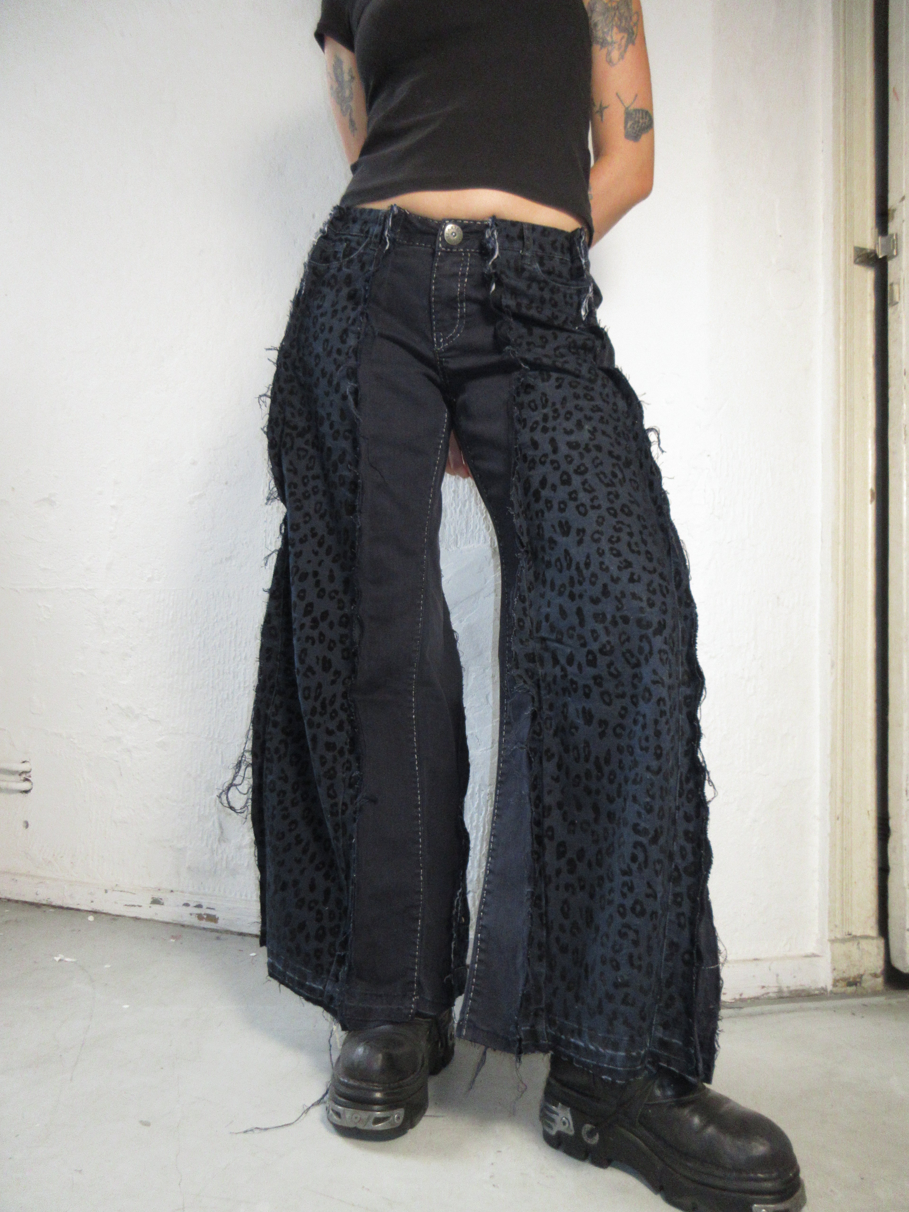 FLARED DARK LEO SPG PANTS
