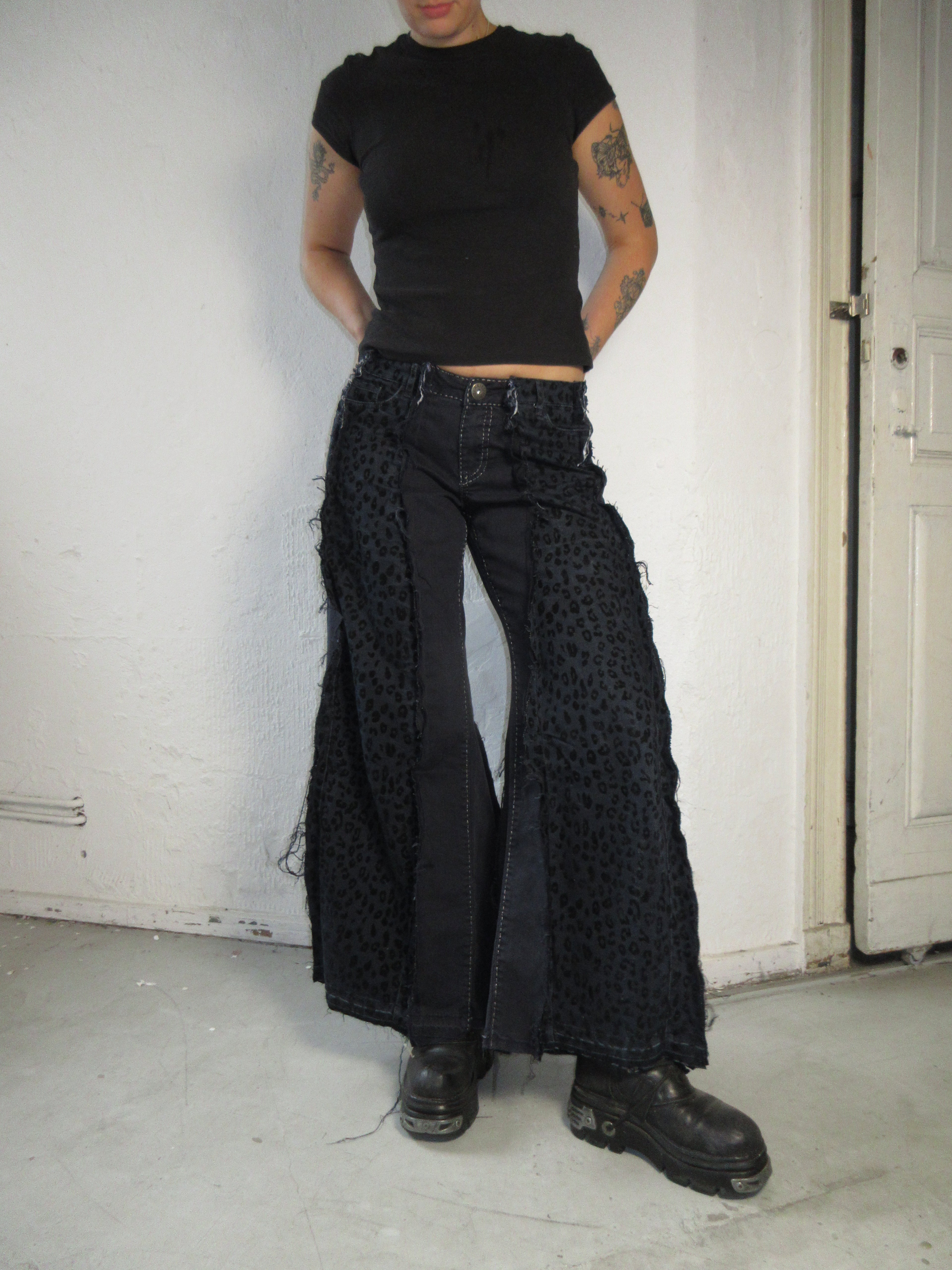 FLARED DARK LEO SPG PANTS