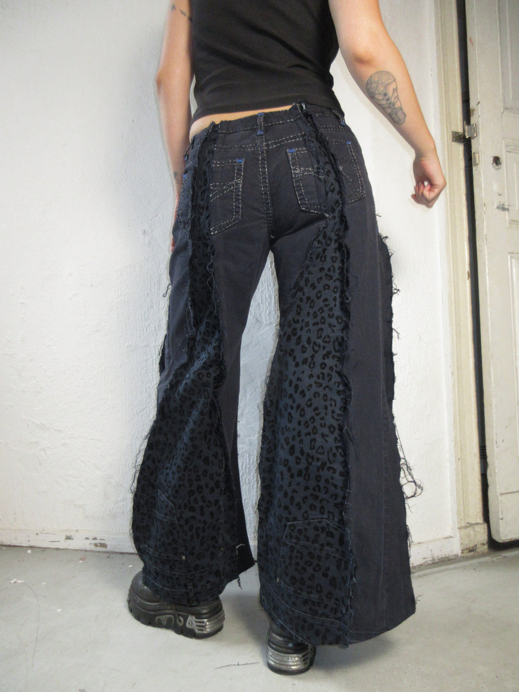 FLARED DARK LEO SPG PANTS