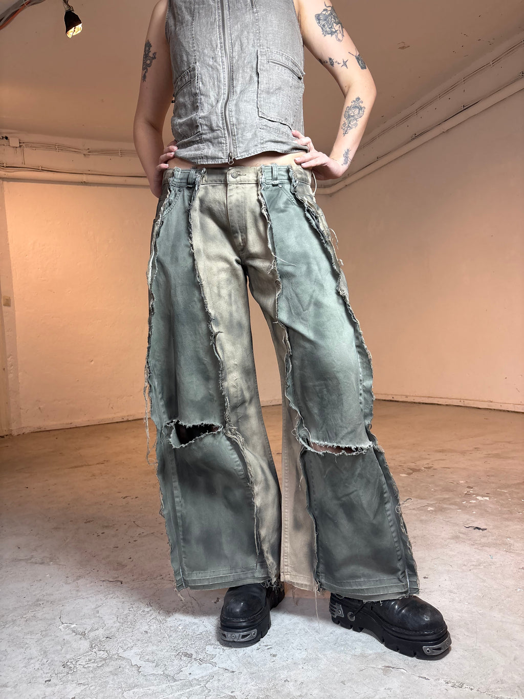 LIMITED EDITION BAGGY RIPPED SAND/GREEN STAINED SPG PANTS