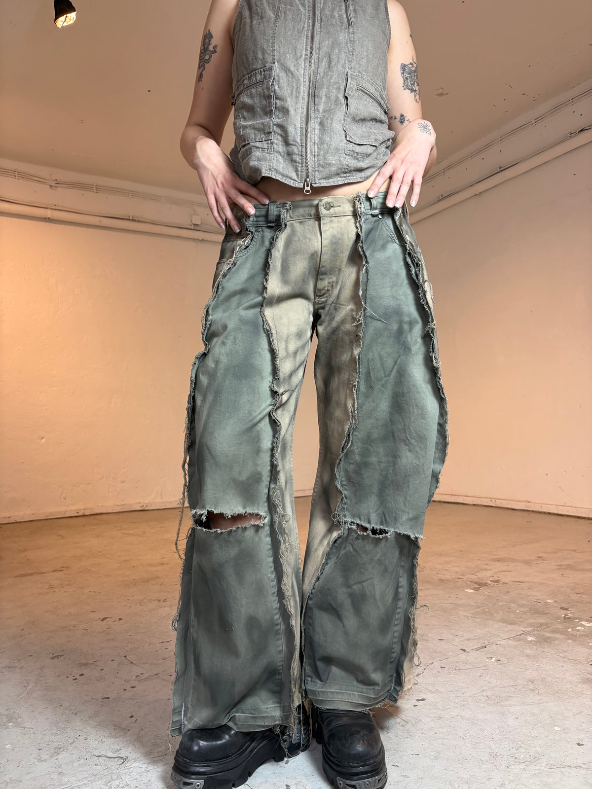 LIMITED EDITION BAGGY RIPPED SAND/GREEN STAINED SPG PANTS