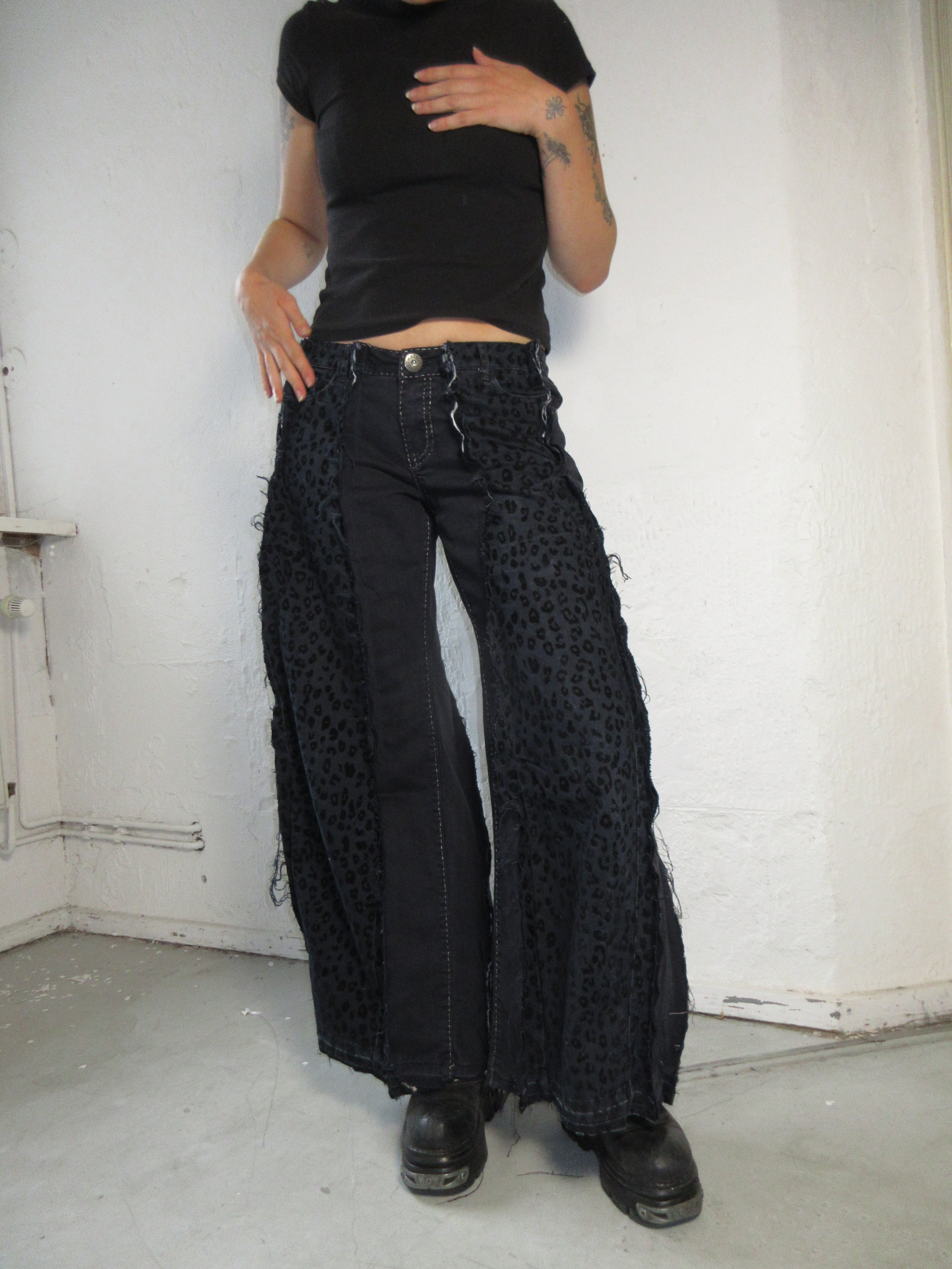 FLARED DARK LEO SPG PANTS