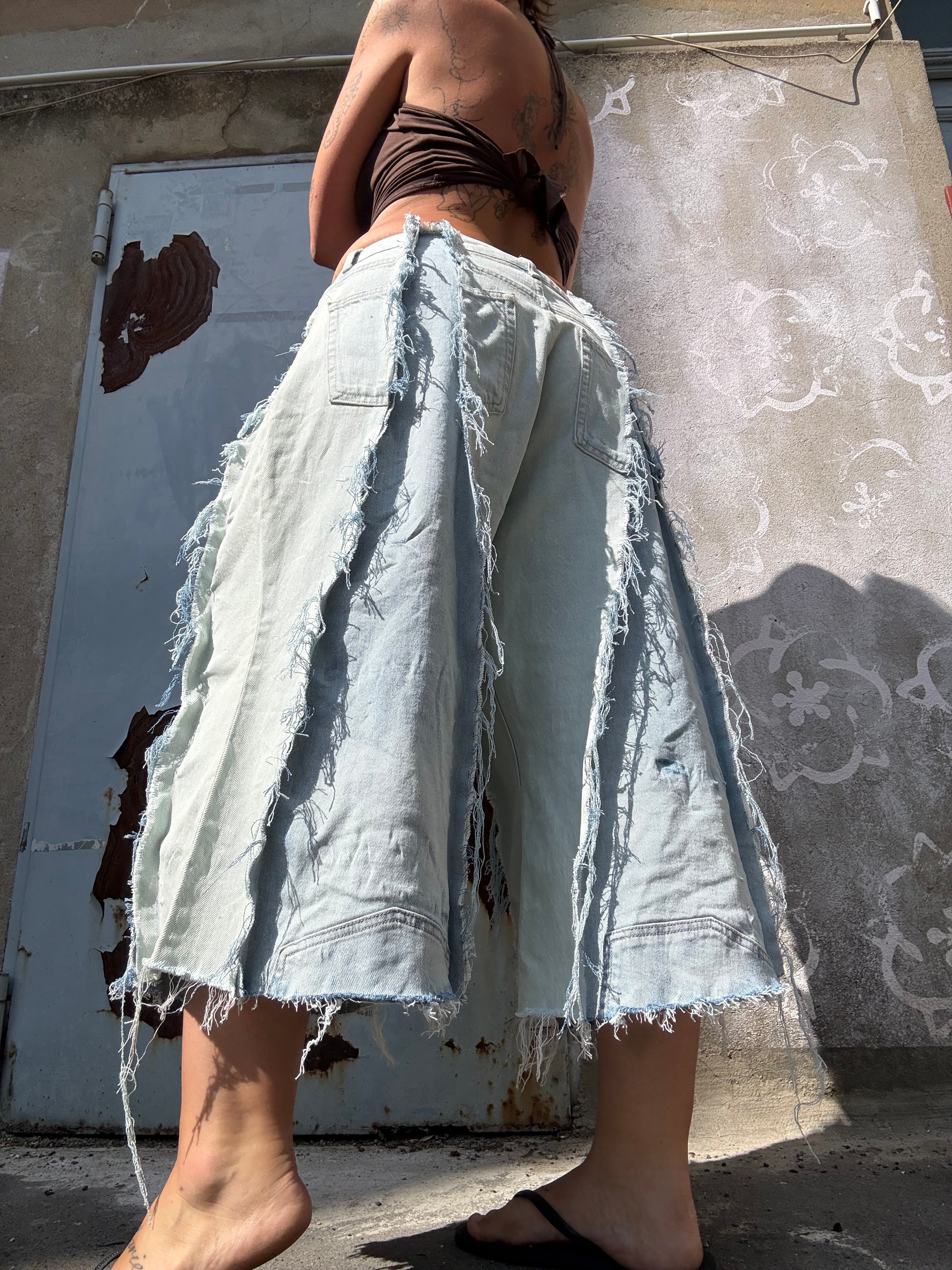 EXTRA BAGGY RIPPED LIGHT DENIM SPG JORTS