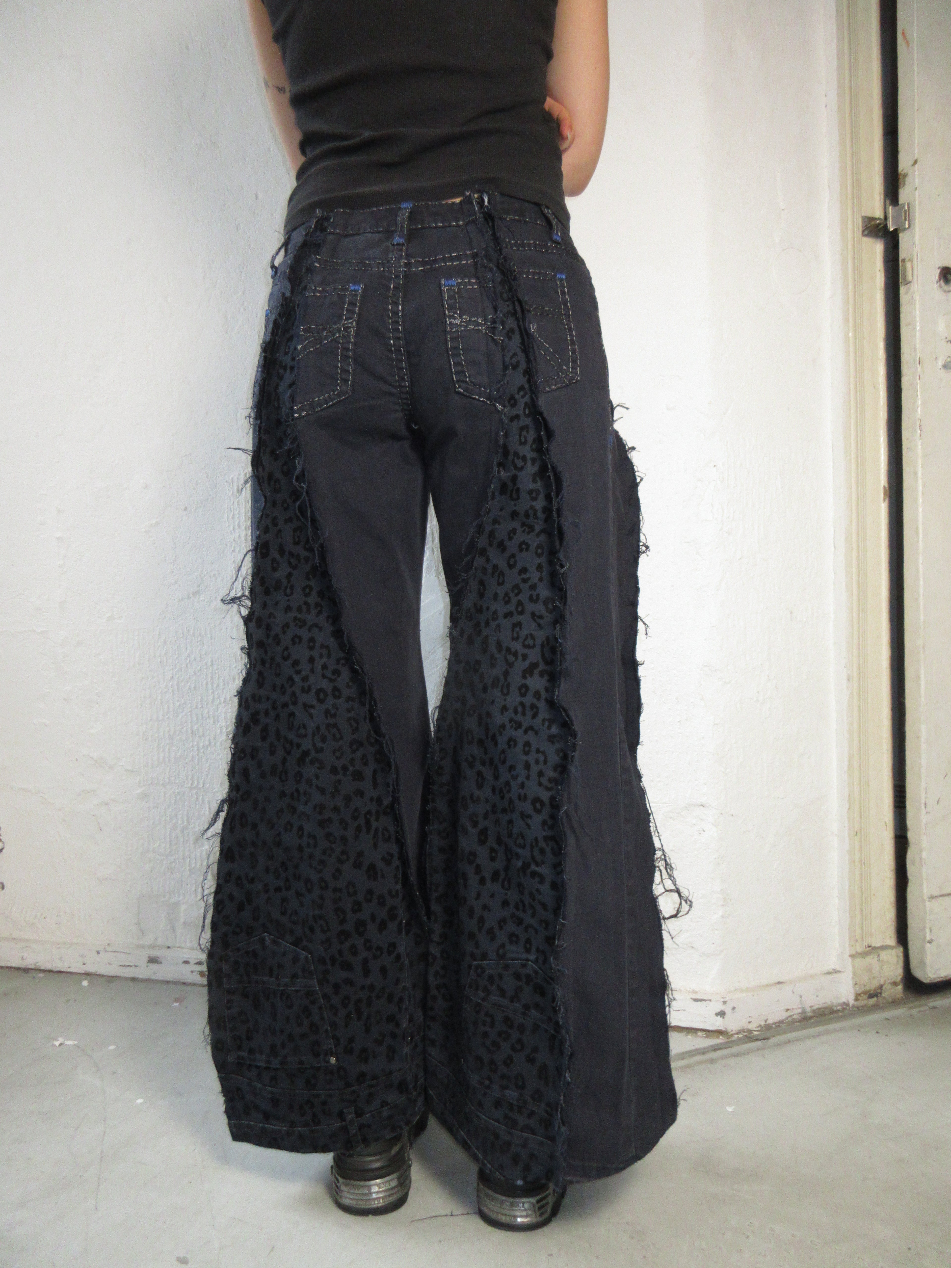 FLARED DARK LEO SPG PANTS