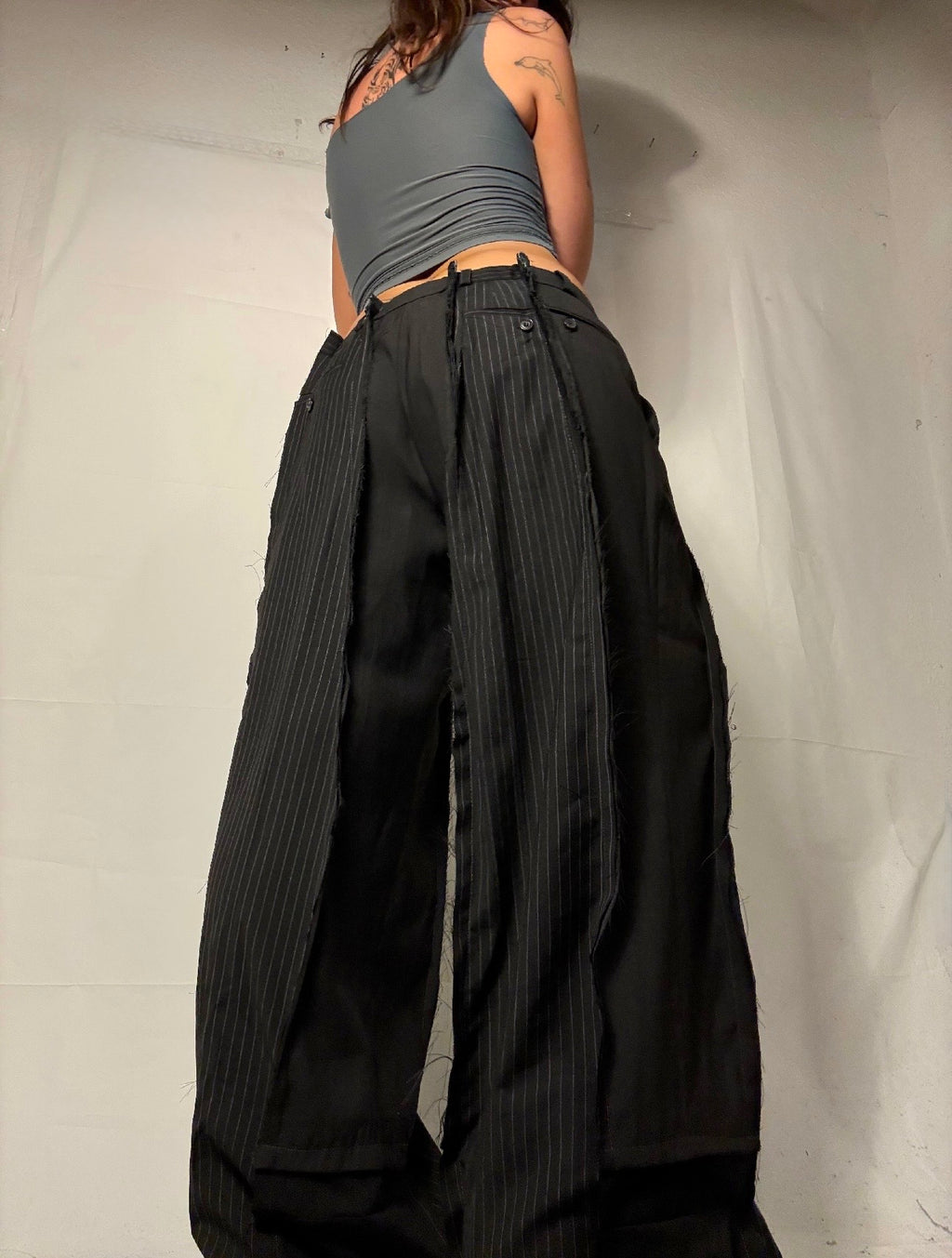 BAGGY BLACK PINSTIBE SPG SUITPANTS