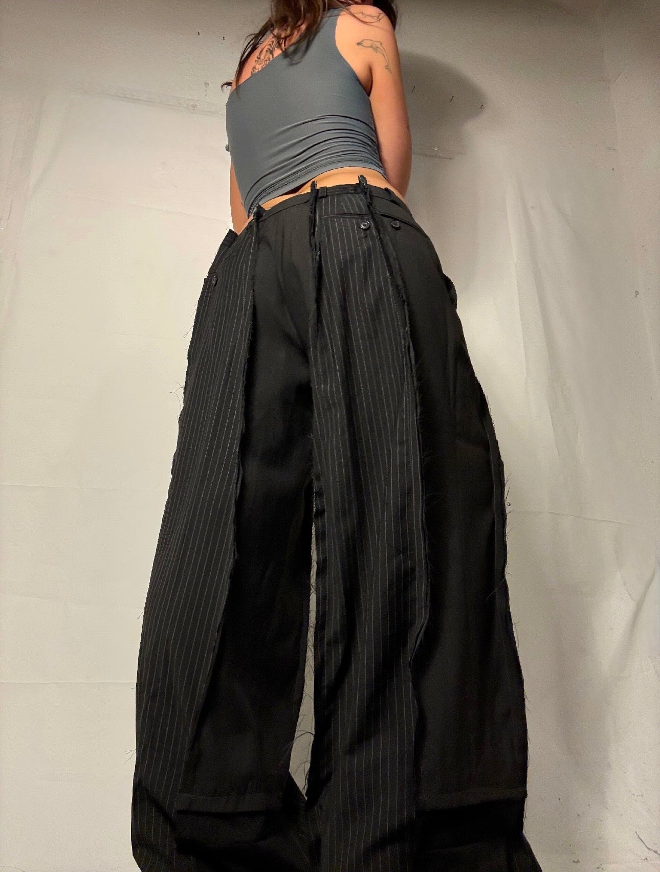 BAGGY BLACK PINSTIBE SPG SUITPANTS