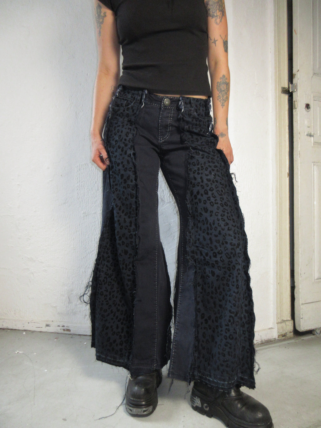 FLARED DARK LEO SPG PANTS
