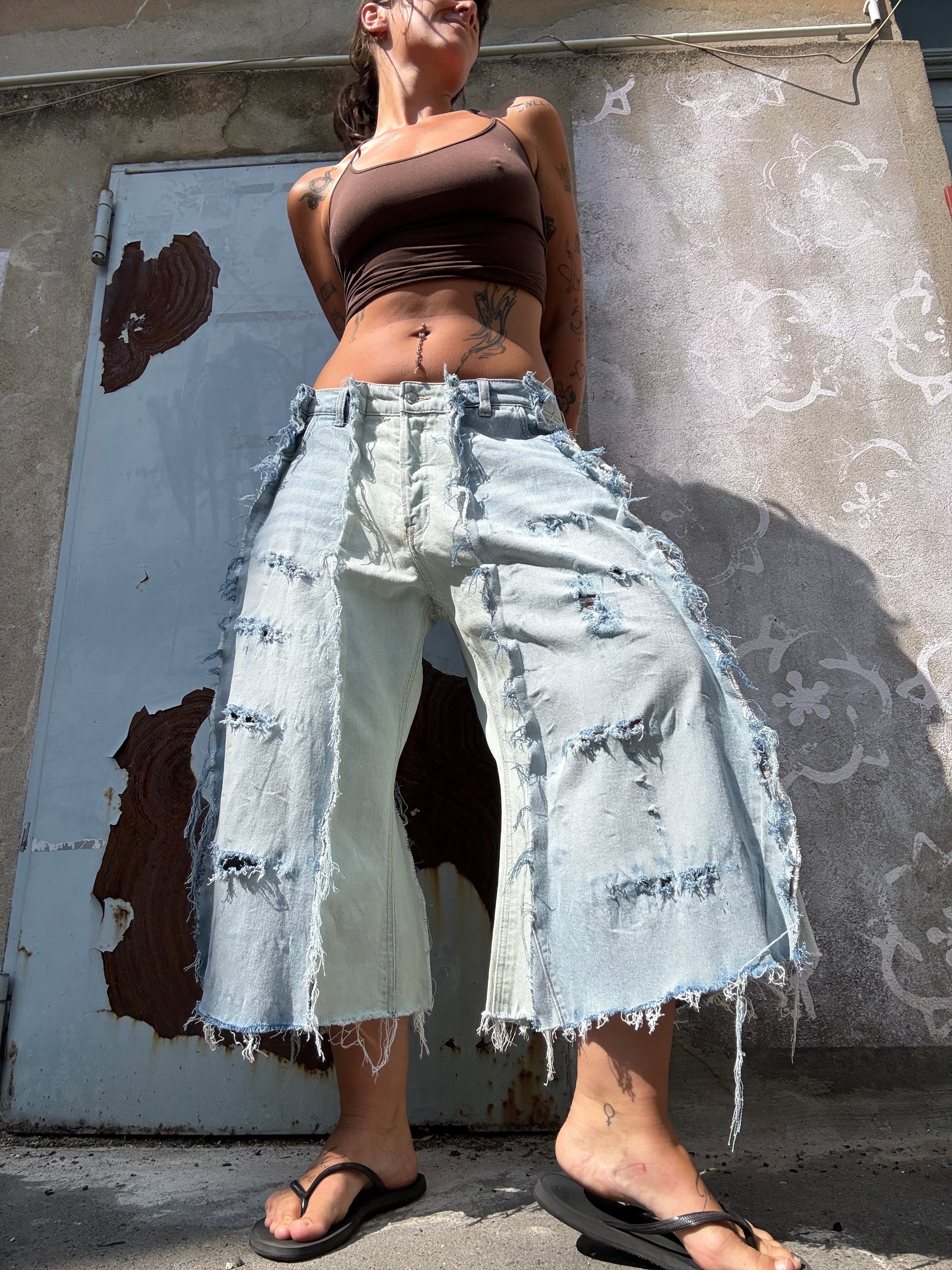 EXTRA BAGGY RIPPED LIGHT DENIM SPG JORTS