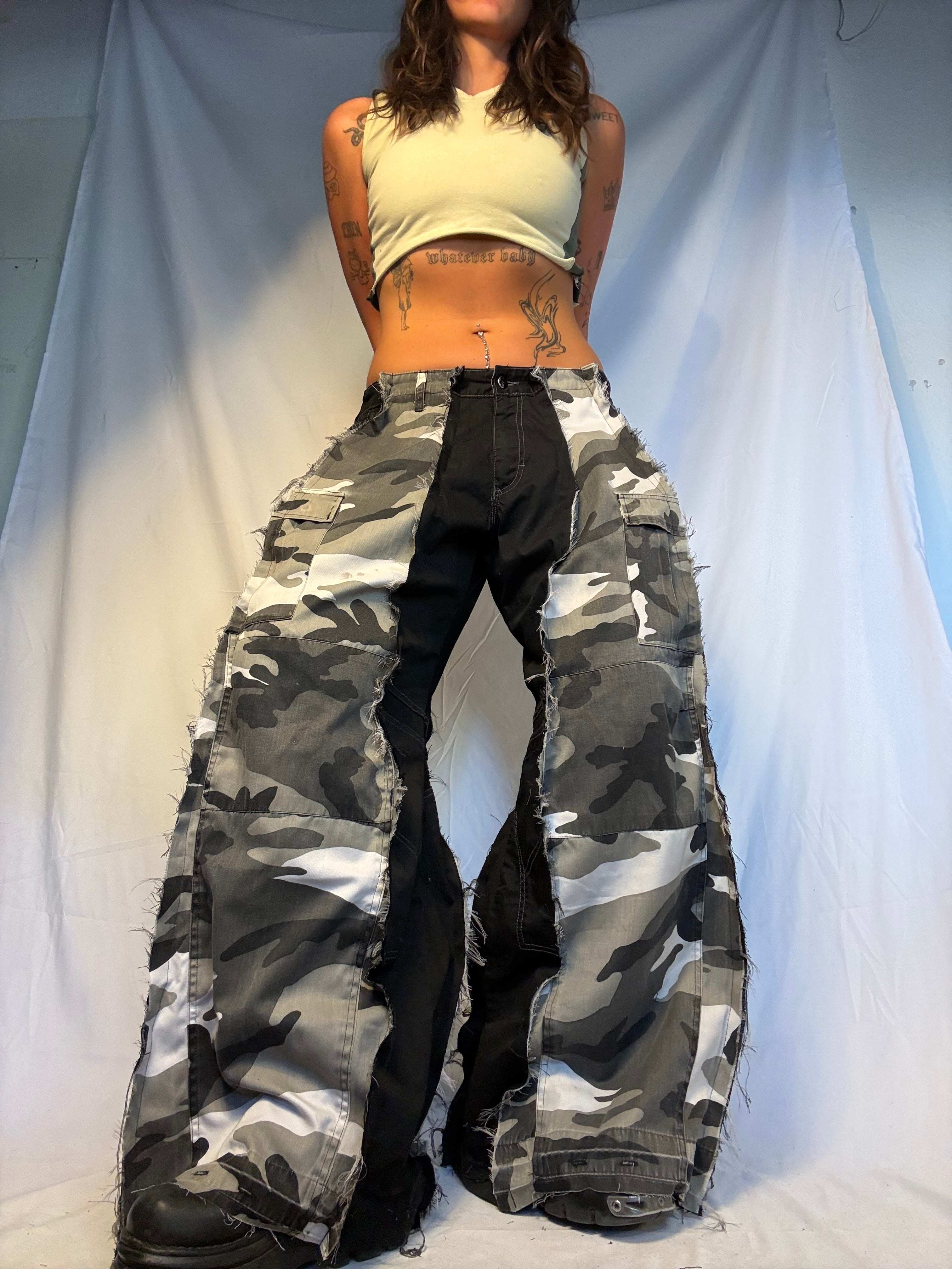 EXTRA BAGGY CARGO WHITE/BLACK CAMO SPG PANTS