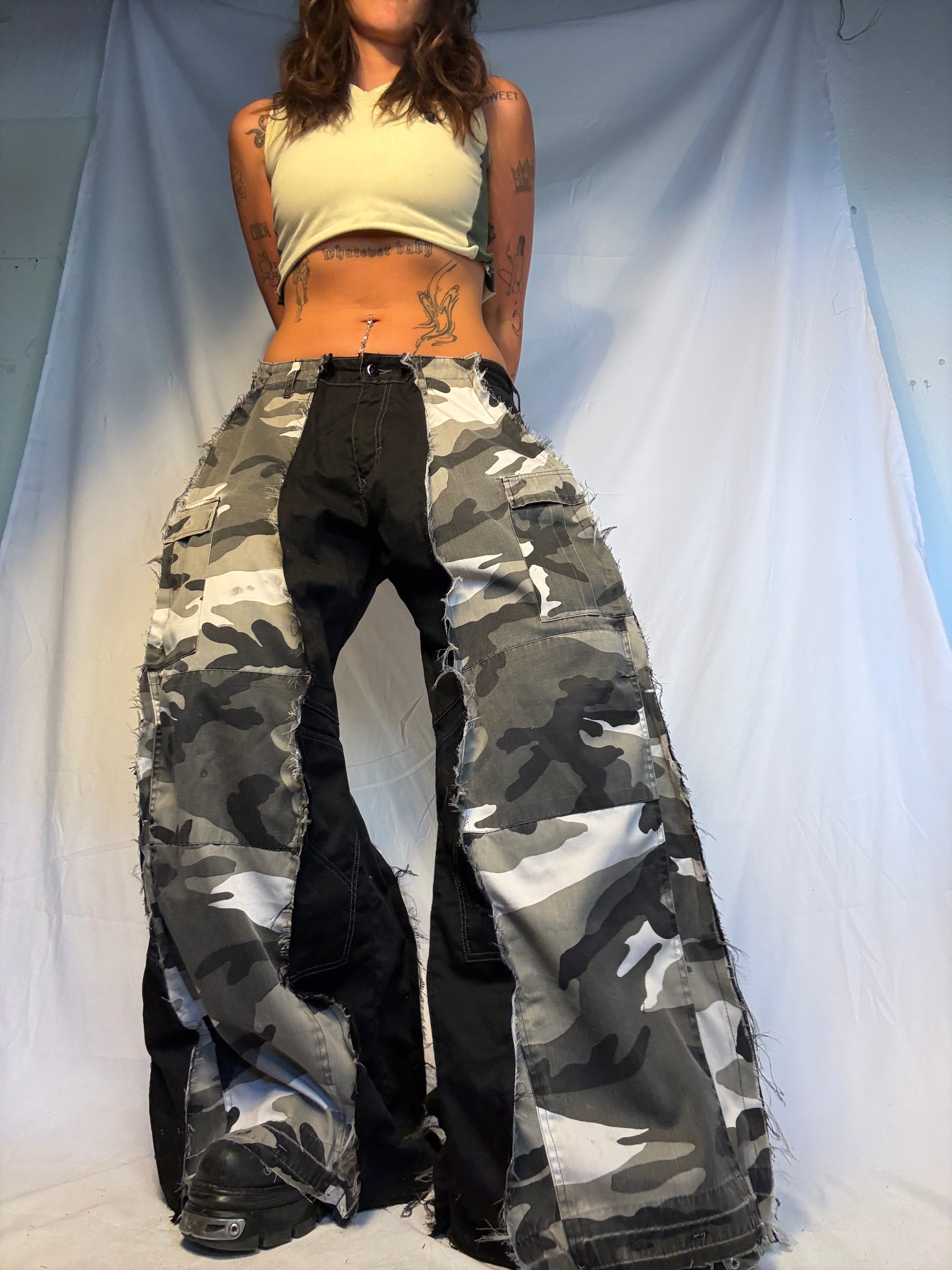 EXTRA BAGGY CARGO WHITE/BLACK CAMO SPG PANTS