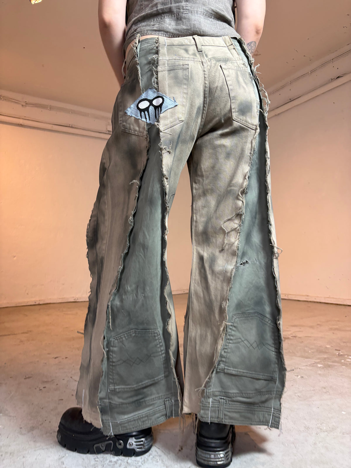 LIMITED EDITION BAGGY RIPPED SAND/GREEN STAINED SPG PANTS
