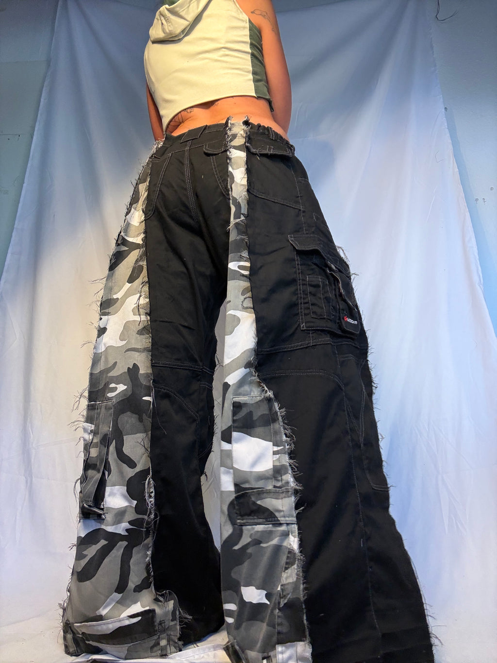 EXTRA BAGGY CARGO WHITE/BLACK CAMO SPG PANTS