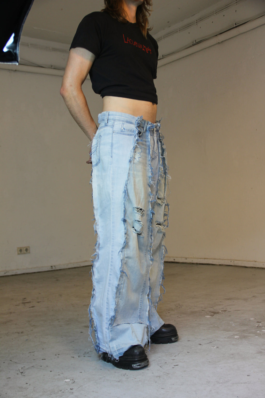 FLARED DISTRESSED LIGHT DENIM SPG PANTS