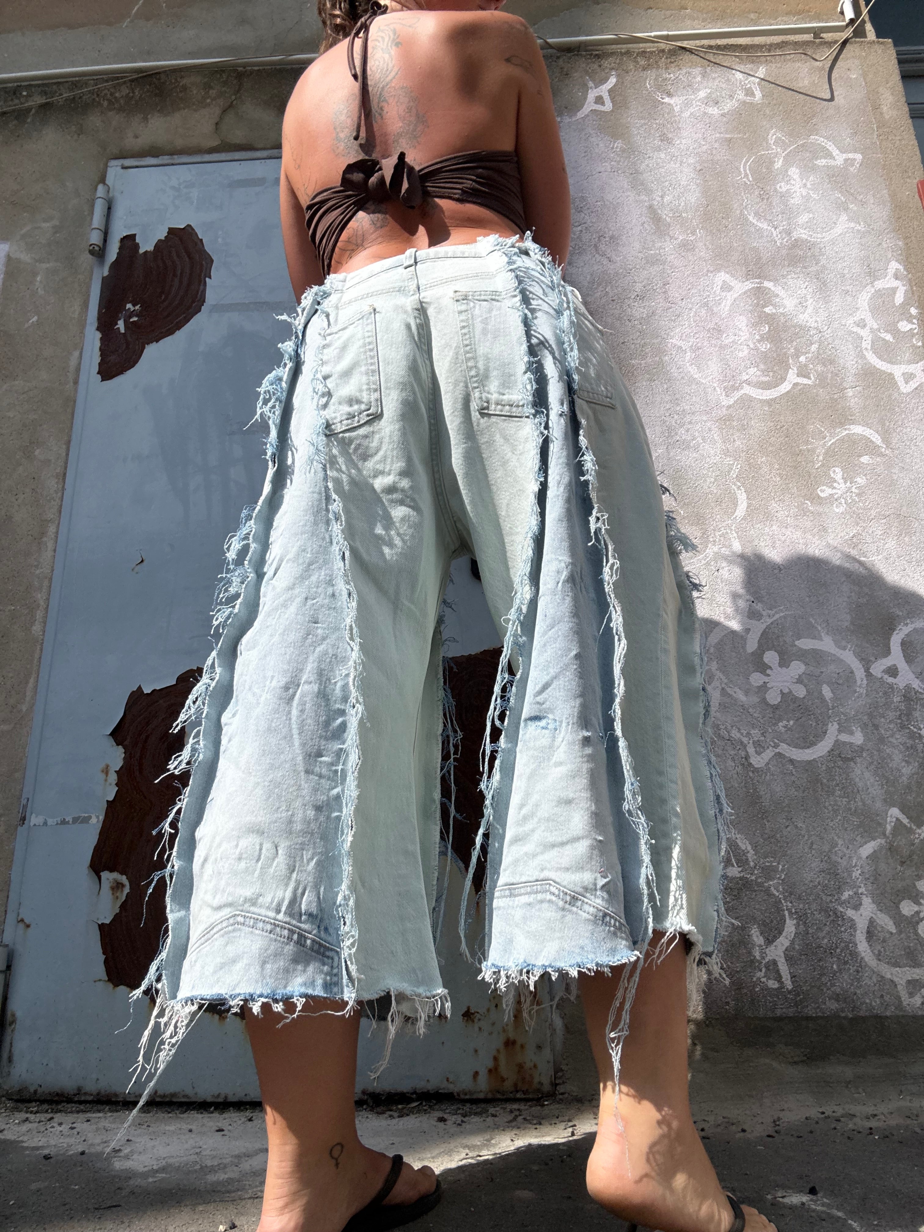 EXTRA BAGGY RIPPED LIGHT DENIM SPG JORTS