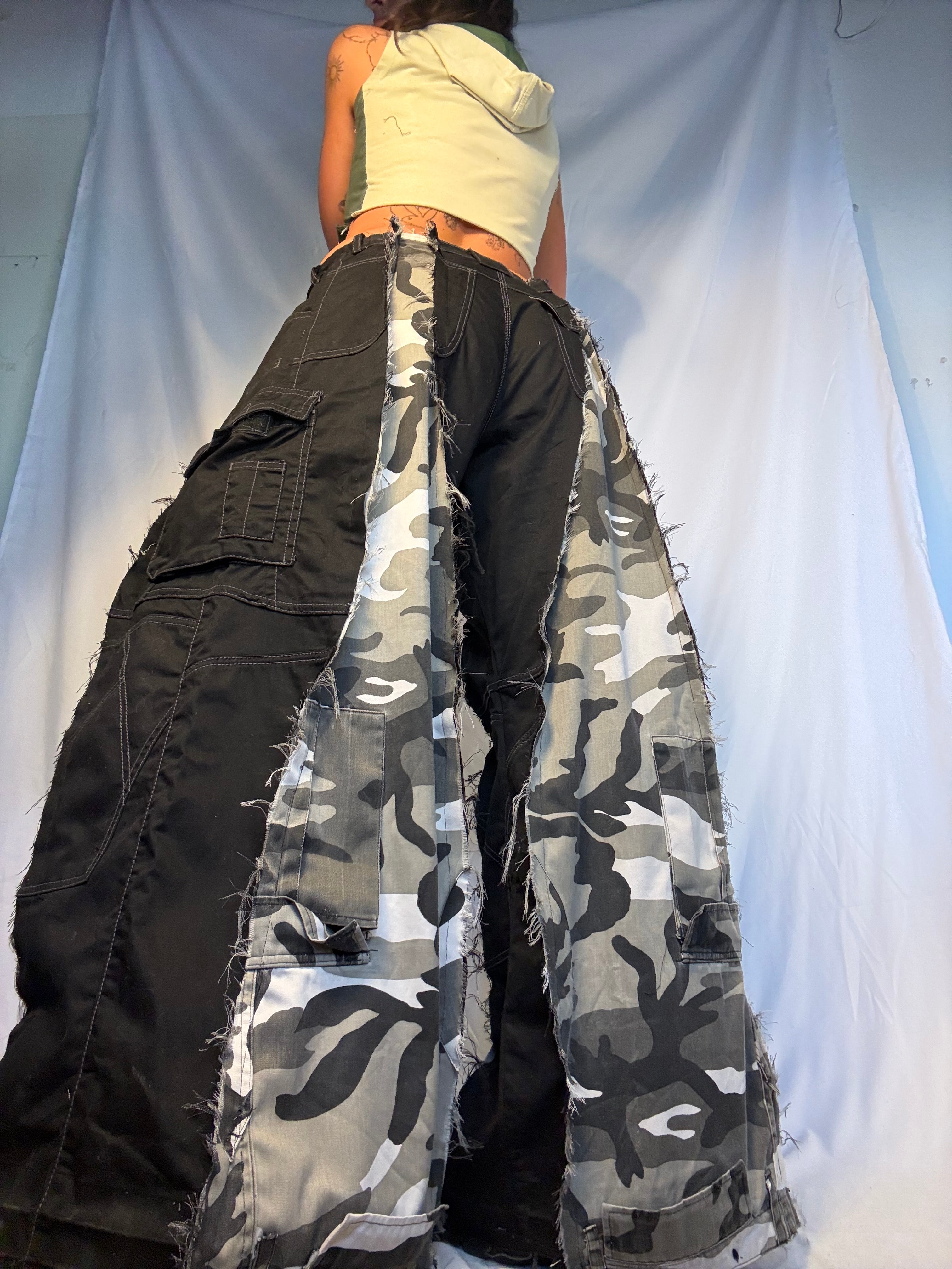 EXTRA BAGGY CARGO WHITE/BLACK CAMO SPG PANTS