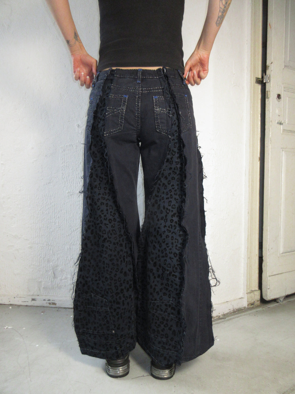 FLARED DARK LEO SPG PANTS