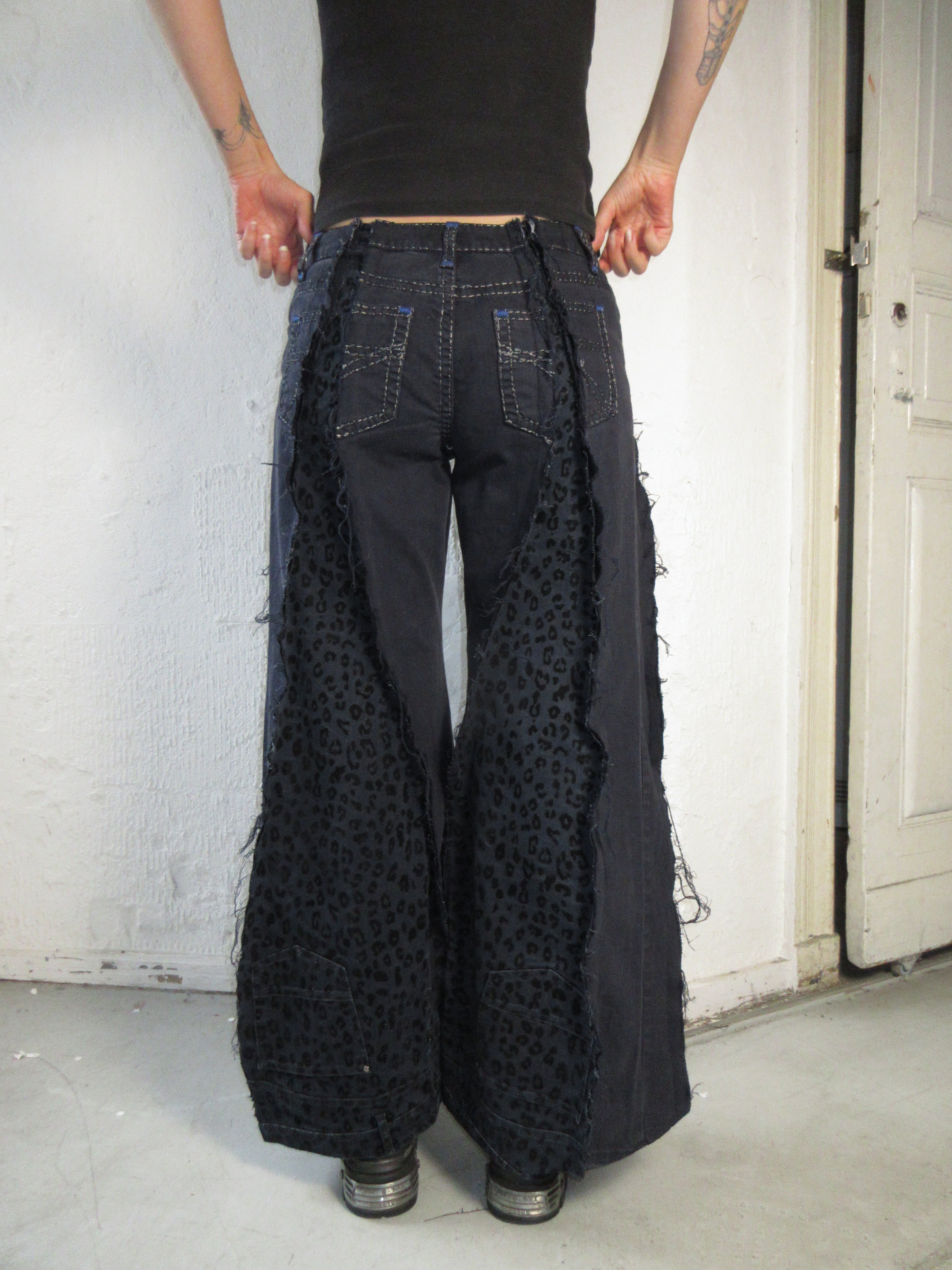 FLARED DARK LEO SPG PANTS