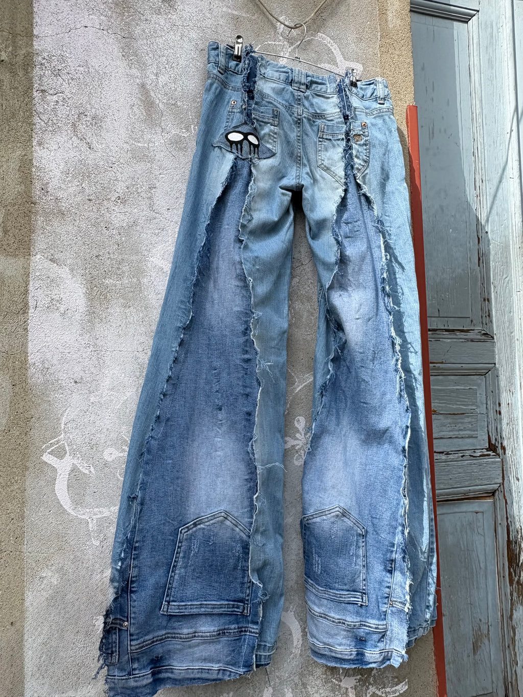 FLARED DISTRESSED LIGHT DENIM SPG PANTS