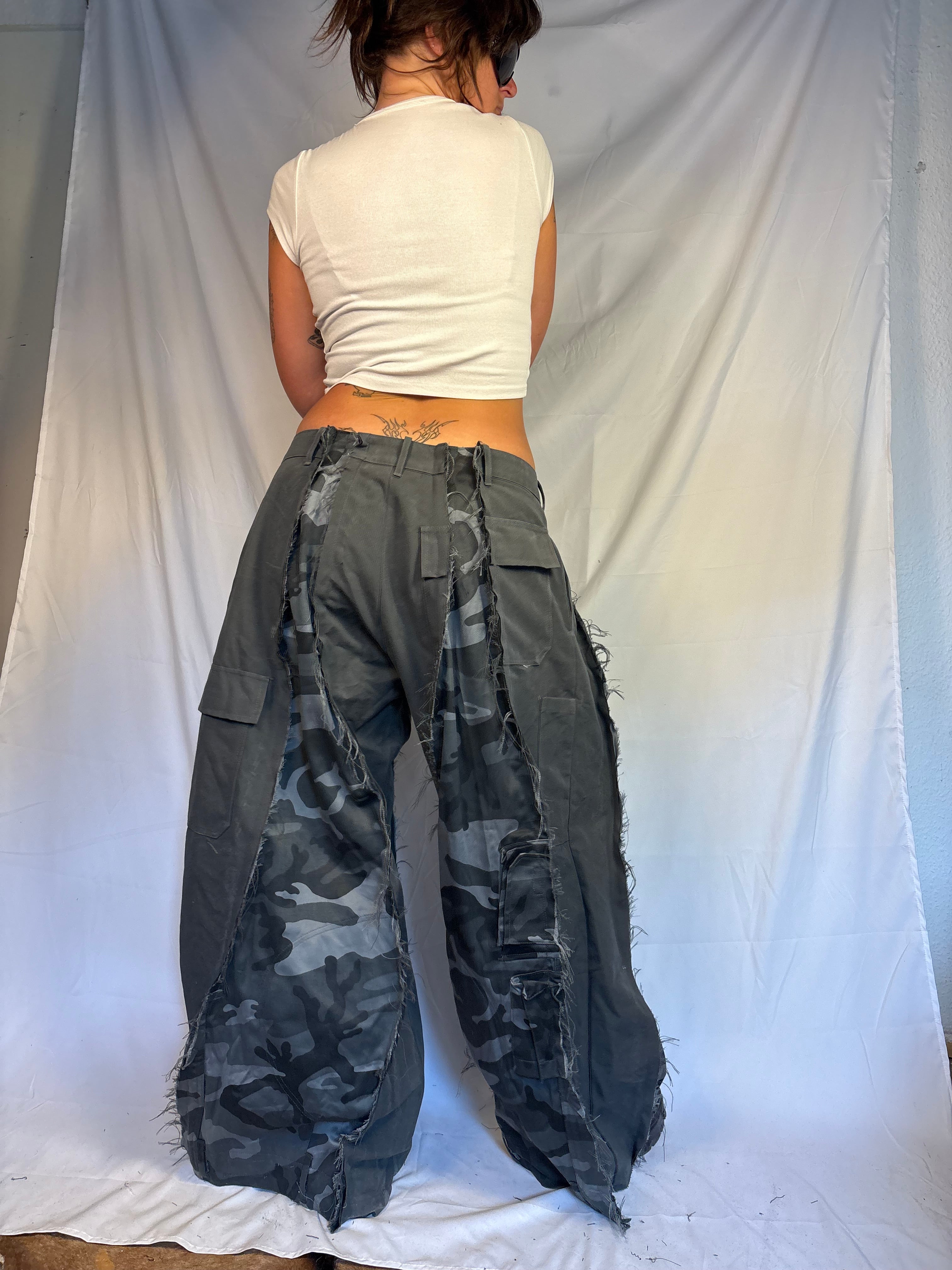 EXTRA BAGGY DARK CAMO CARGO SPG PANTS