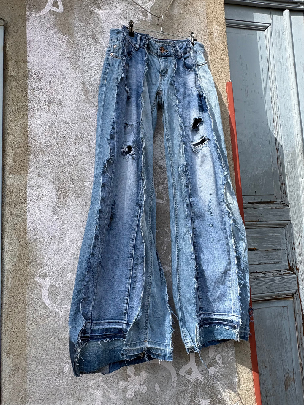 FLARED DISTRESSED LIGHT DENIM SPG PANTS