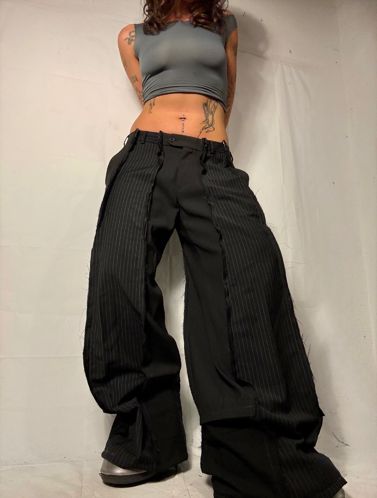 BAGGY BLACK PINSTIBE SPG SUITPANTS