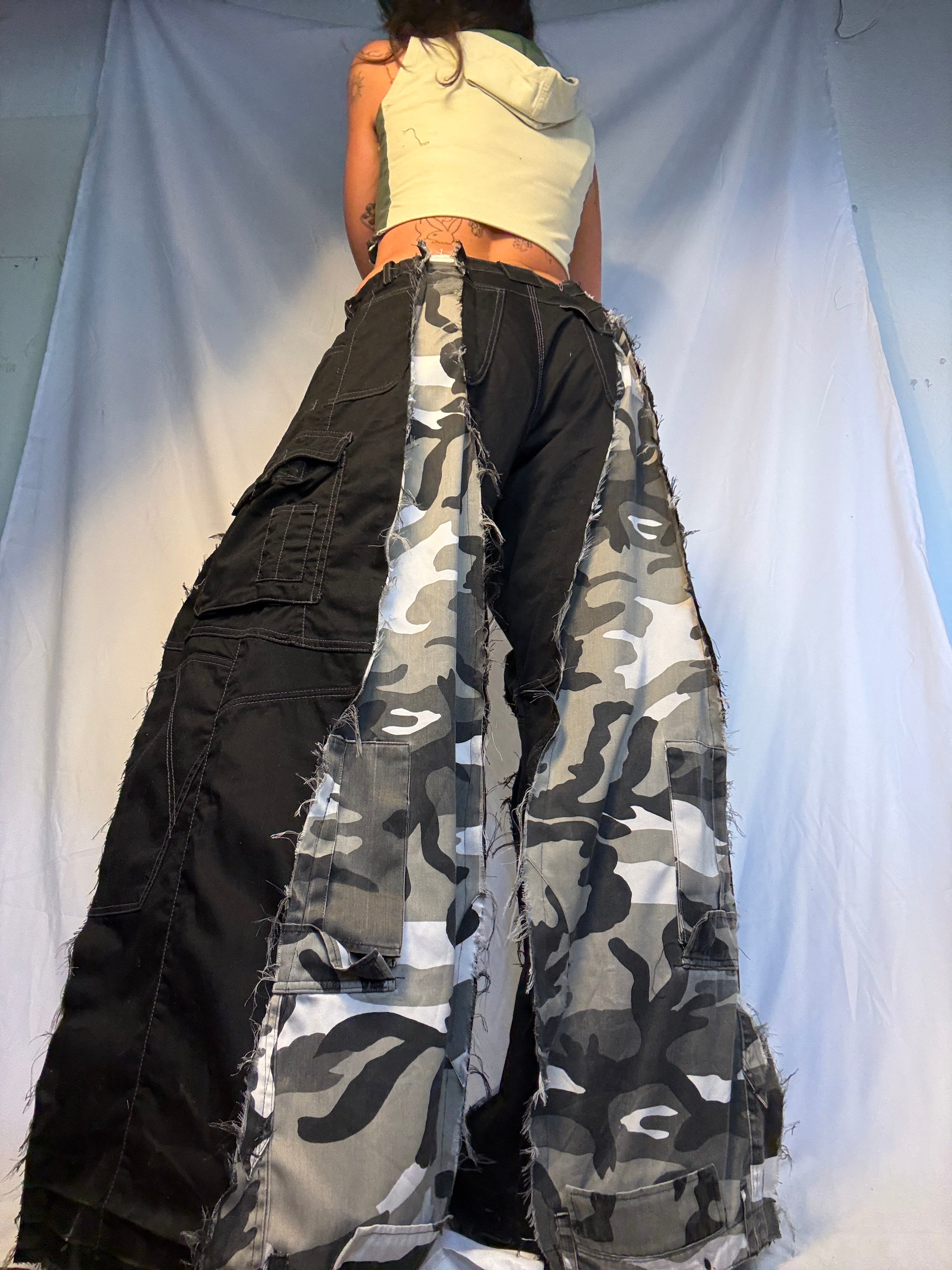 EXTRA BAGGY CARGO WHITE/BLACK CAMO SPG PANTS