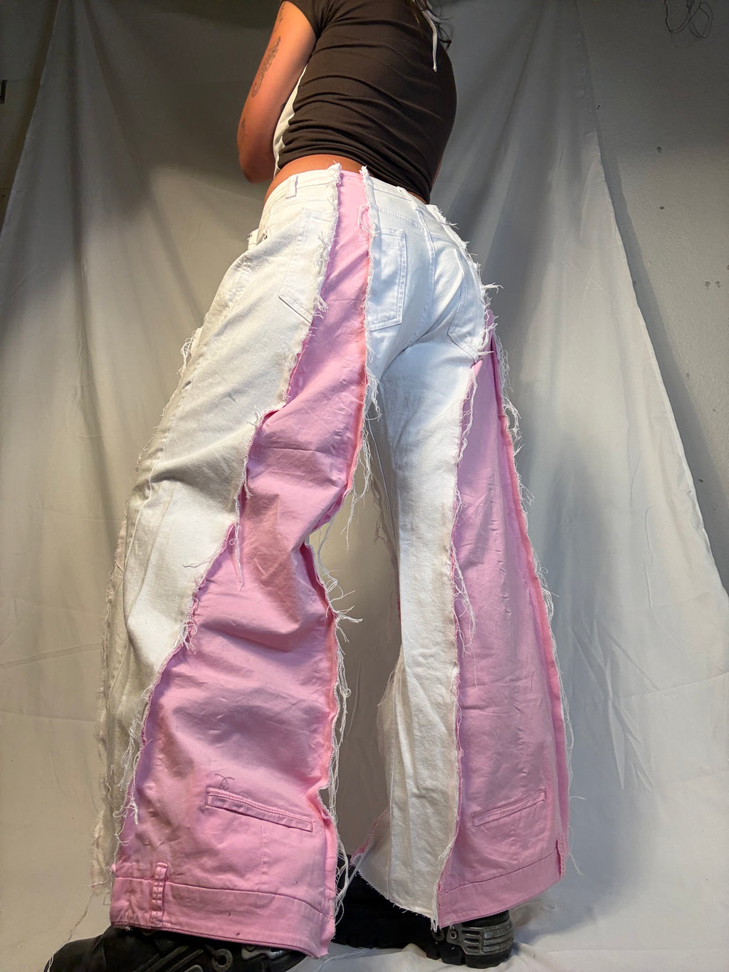 WIDE WHITE/BABY PINK SPG PANTS