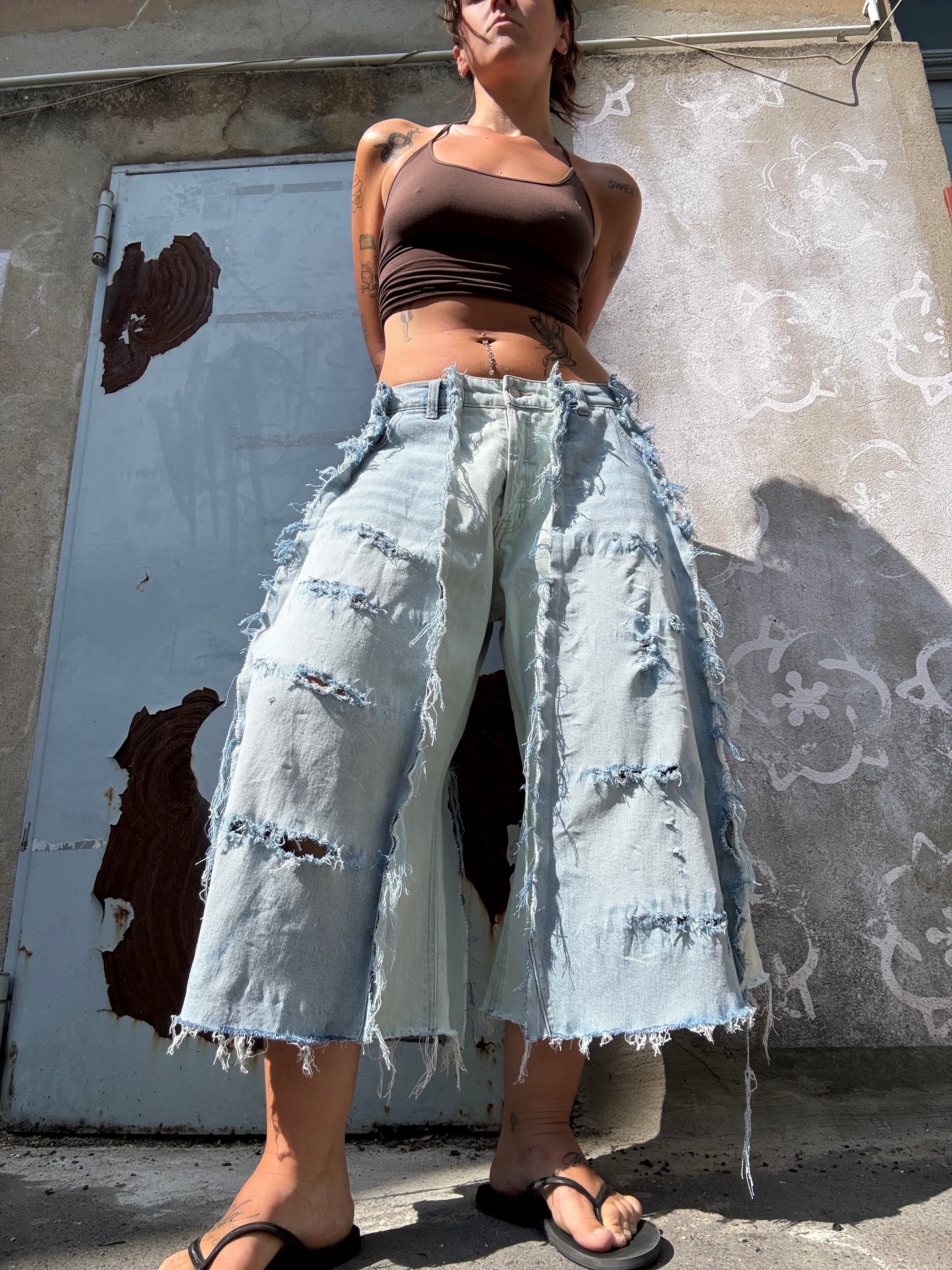 EXTRA BAGGY RIPPED LIGHT DENIM SPG JORTS