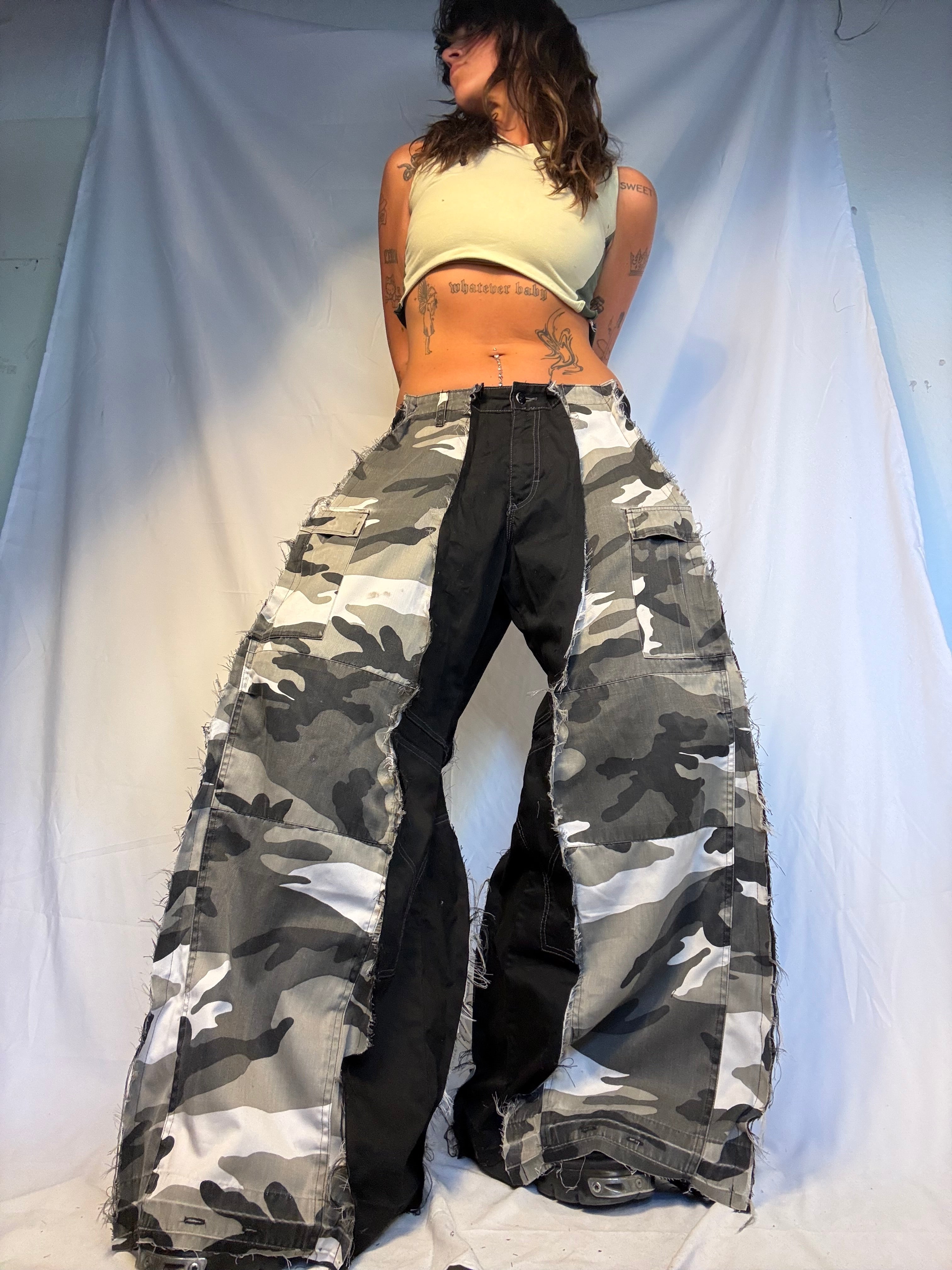 EXTRA BAGGY CARGO WHITE/BLACK CAMO SPG PANTS