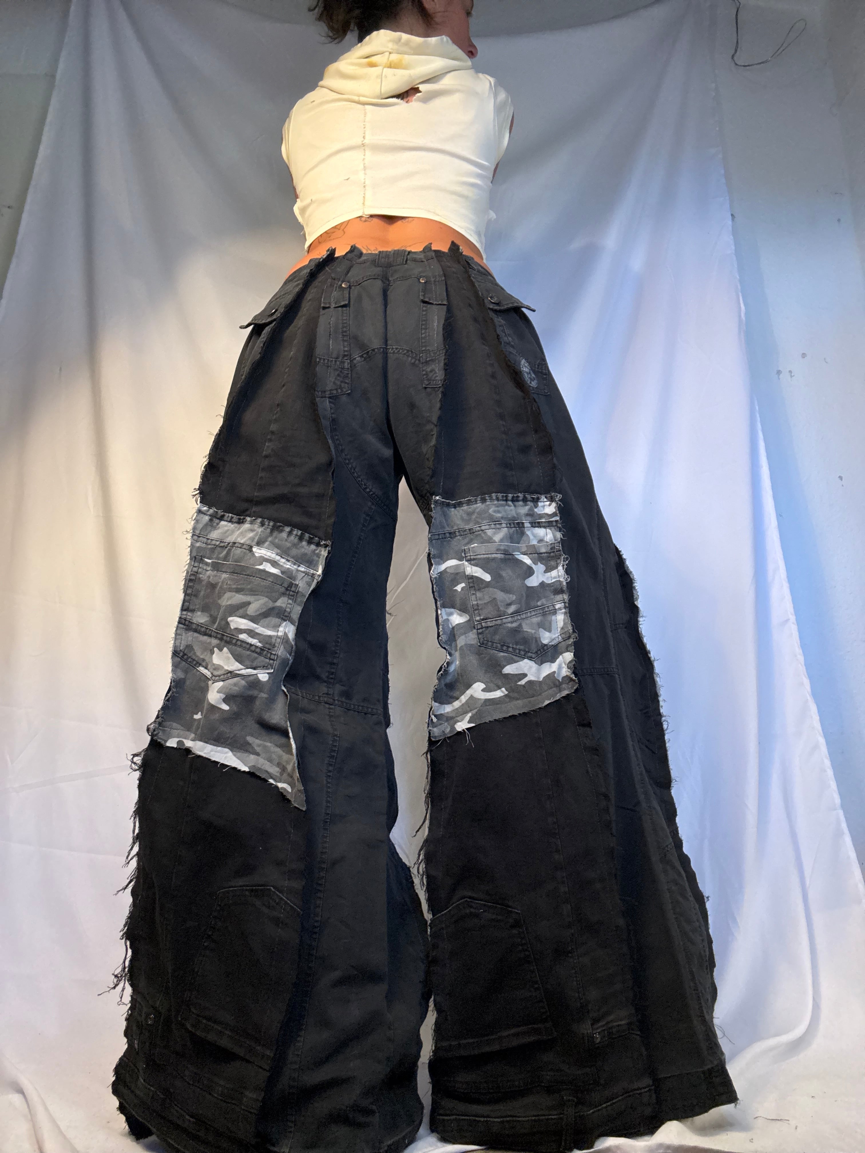 EXTRA BAGGY BLACK/WHITE CAMO SPG PANTS