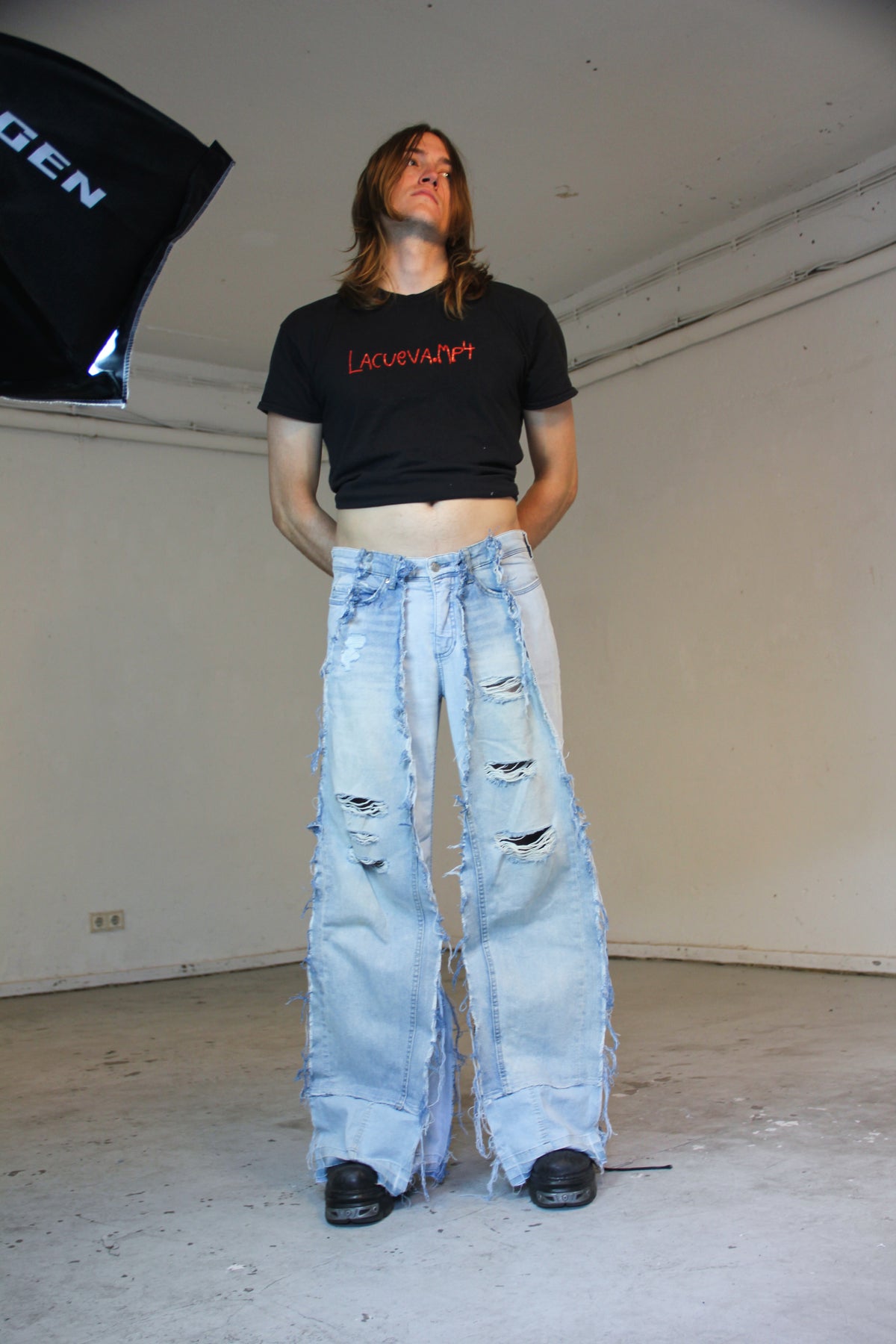 FLARED DISTRESSED LIGHT DENIM SPG PANTS