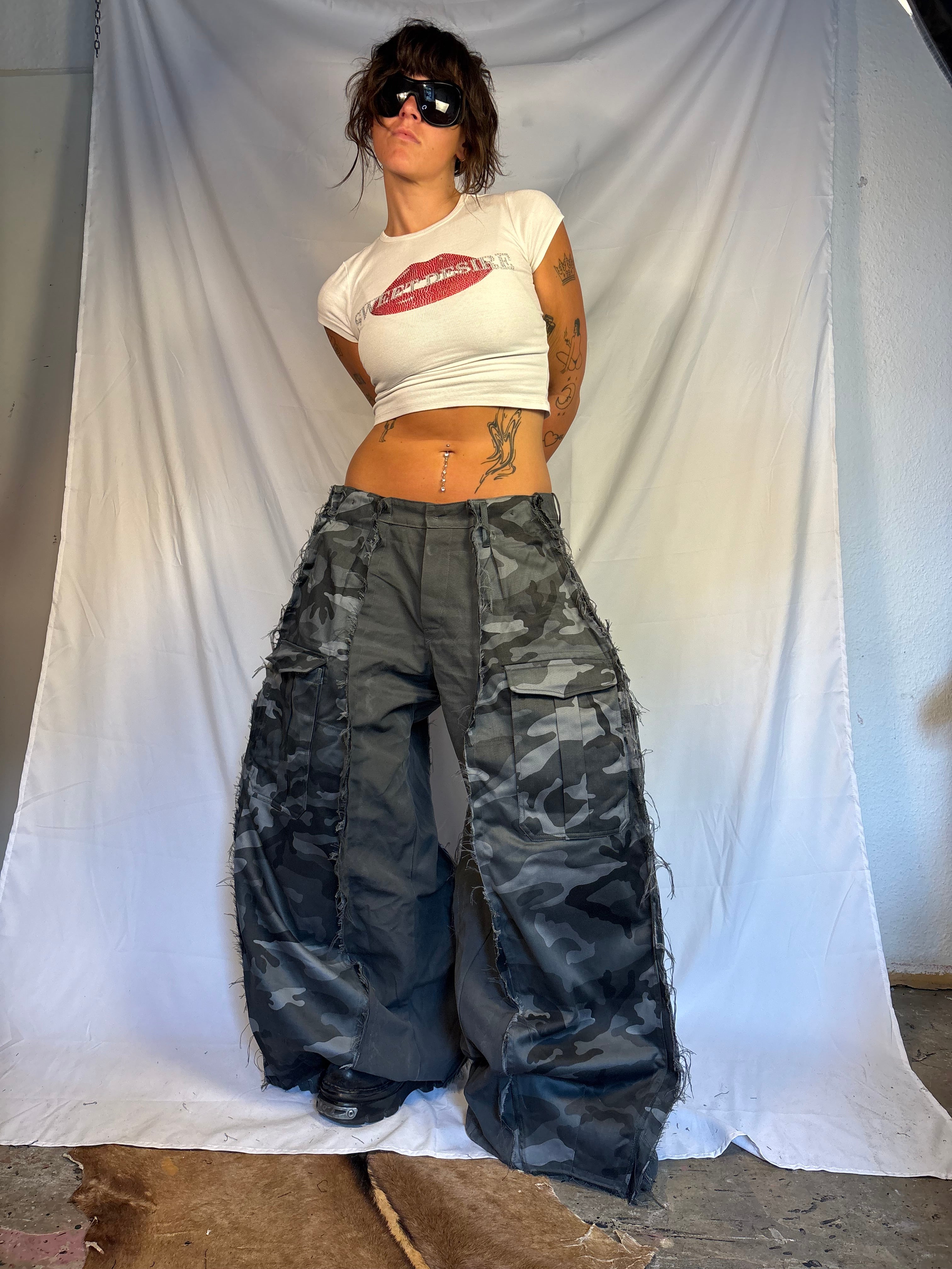 EXTRA BAGGY DARK CAMO CARGO SPG PANTS