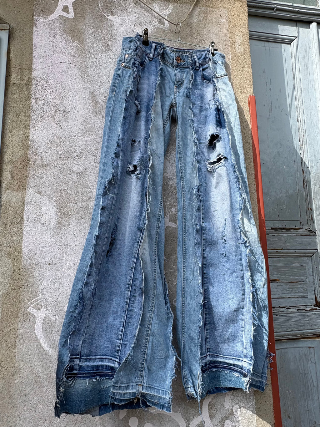 FLARED DISTRESSED LIGHT DENIM SPG PANTS