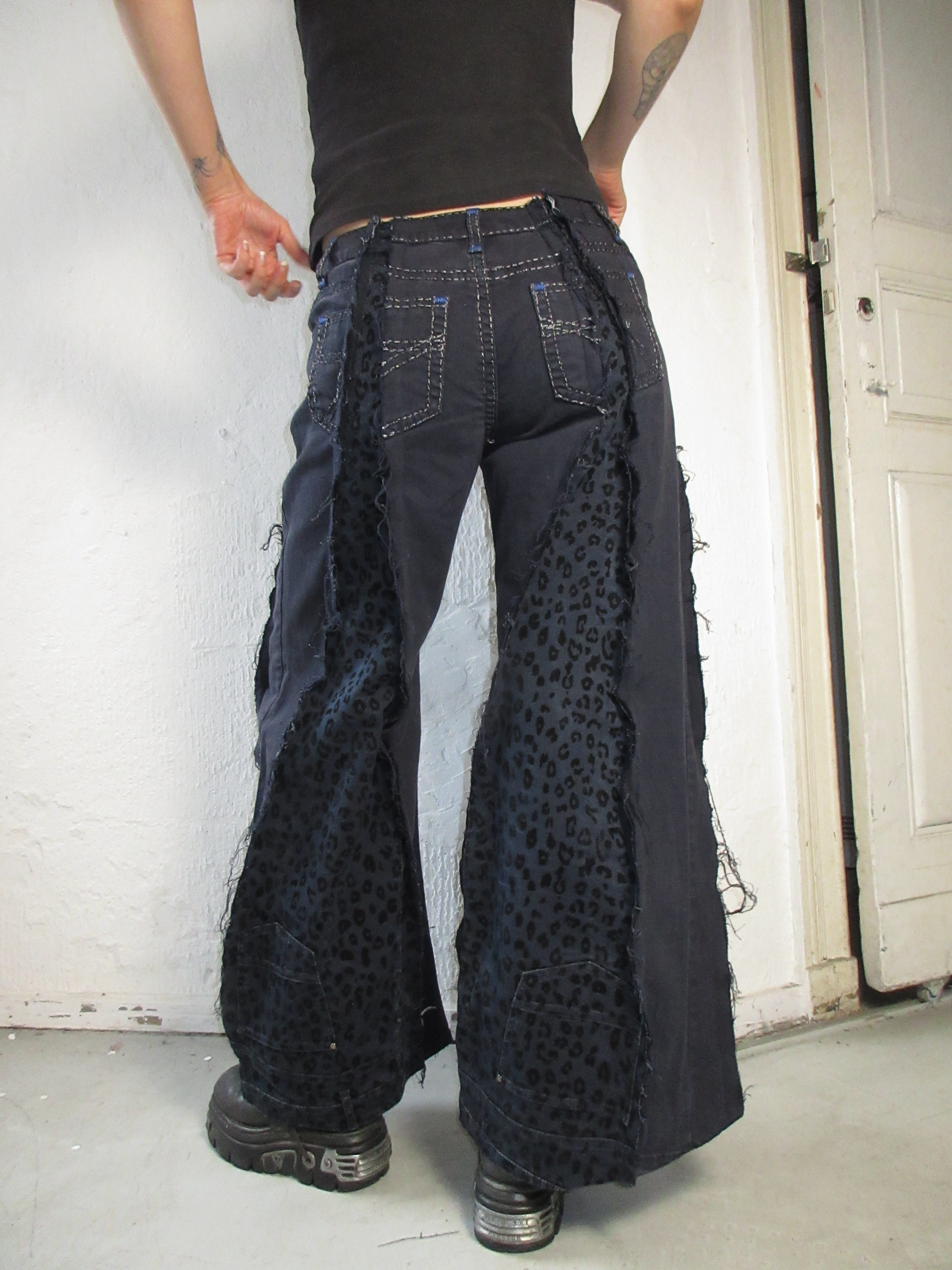 FLARED DARK LEO SPG PANTS