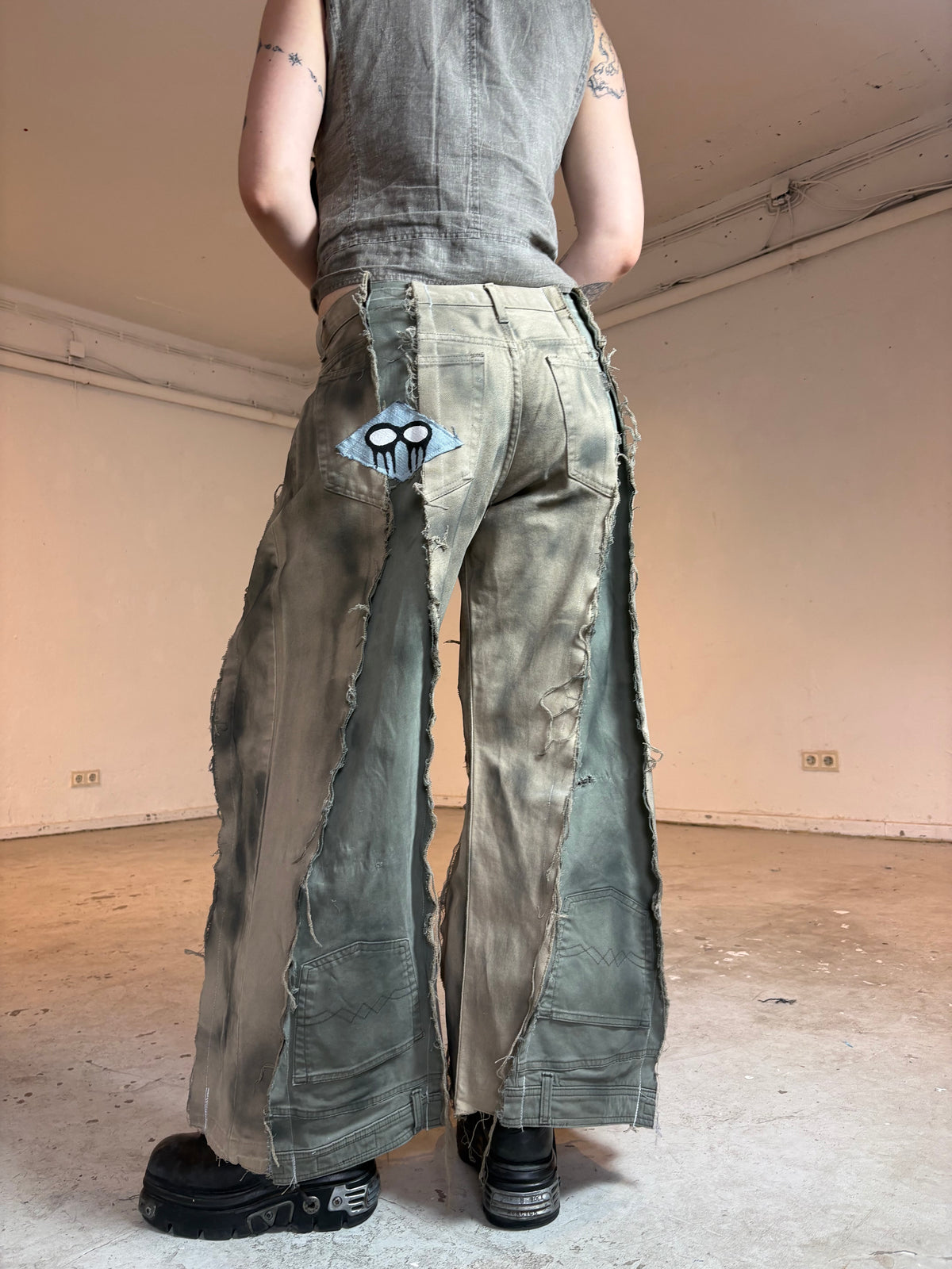 LIMITED EDITION BAGGY RIPPED SAND/GREEN STAINED SPG PANTS
