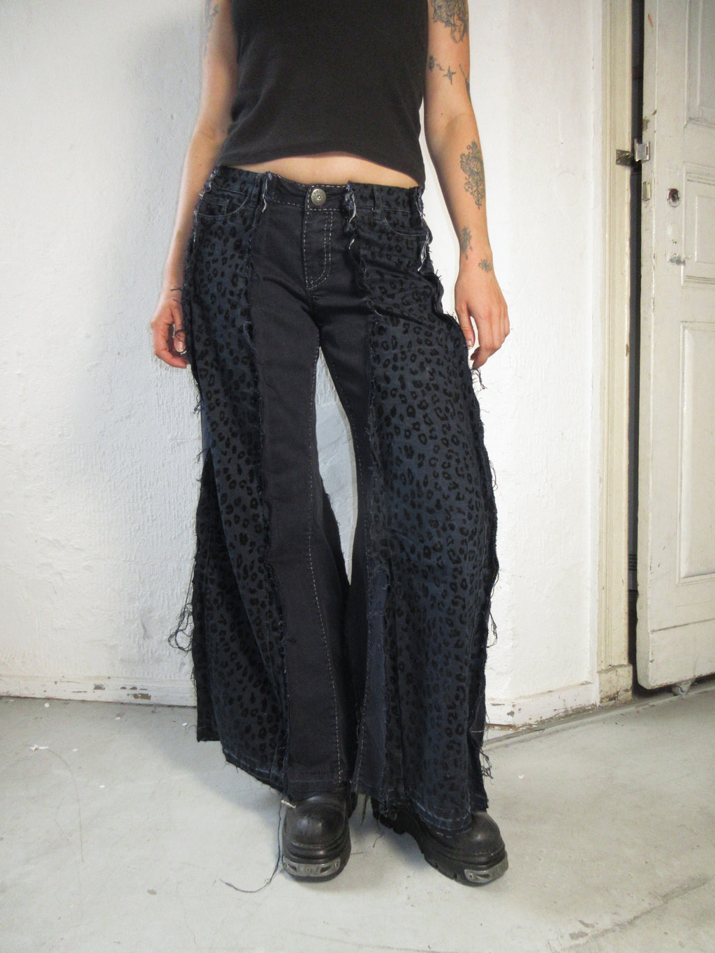 FLARED DARK LEO SPG PANTS