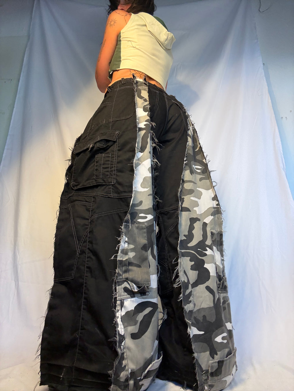 EXTRA BAGGY CARGO WHITE/BLACK CAMO SPG PANTS