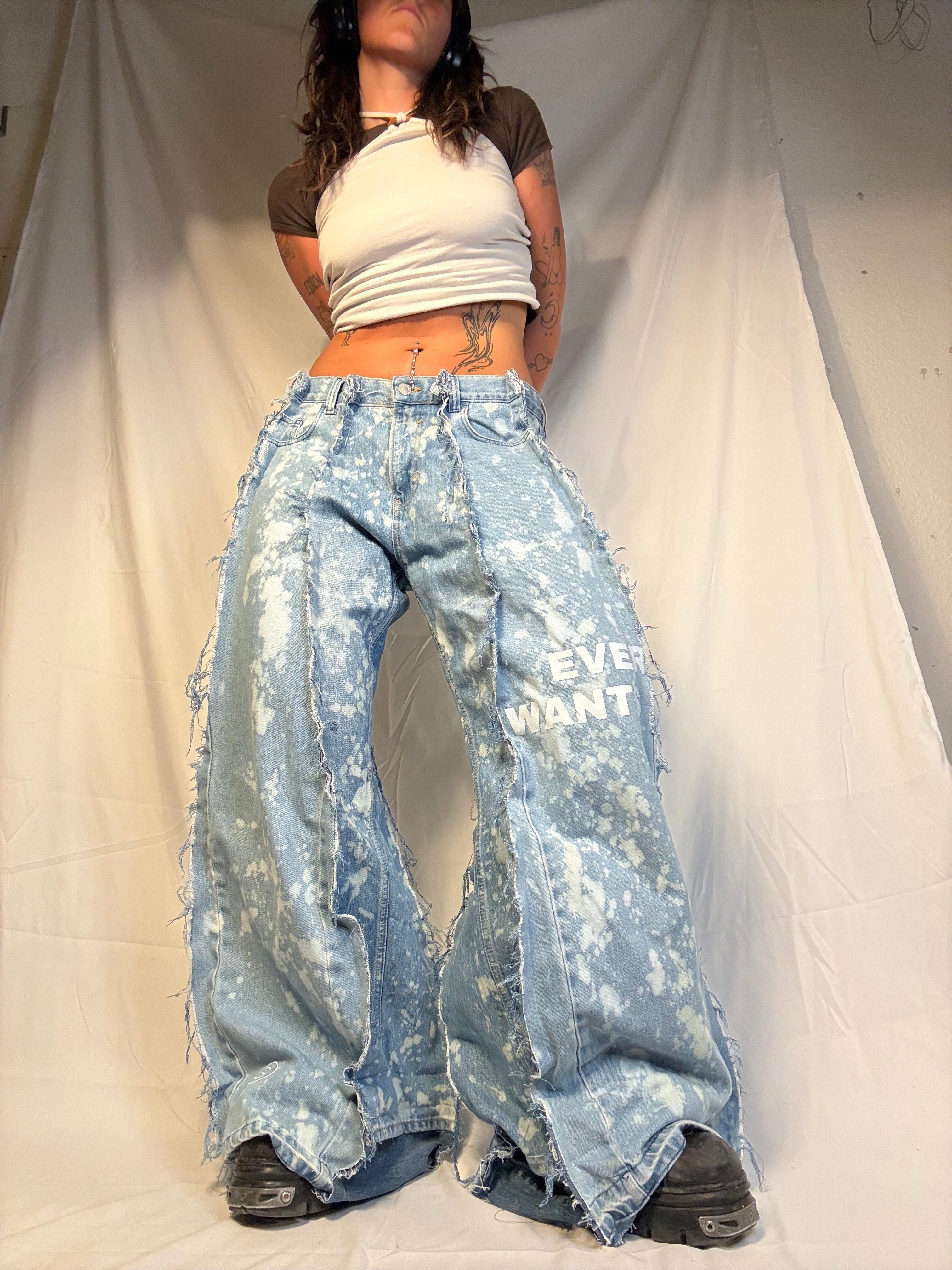BAGGY OVERSIZE BLEACH LIGHT DENIM W TEXT DETAIL SPG PANTS