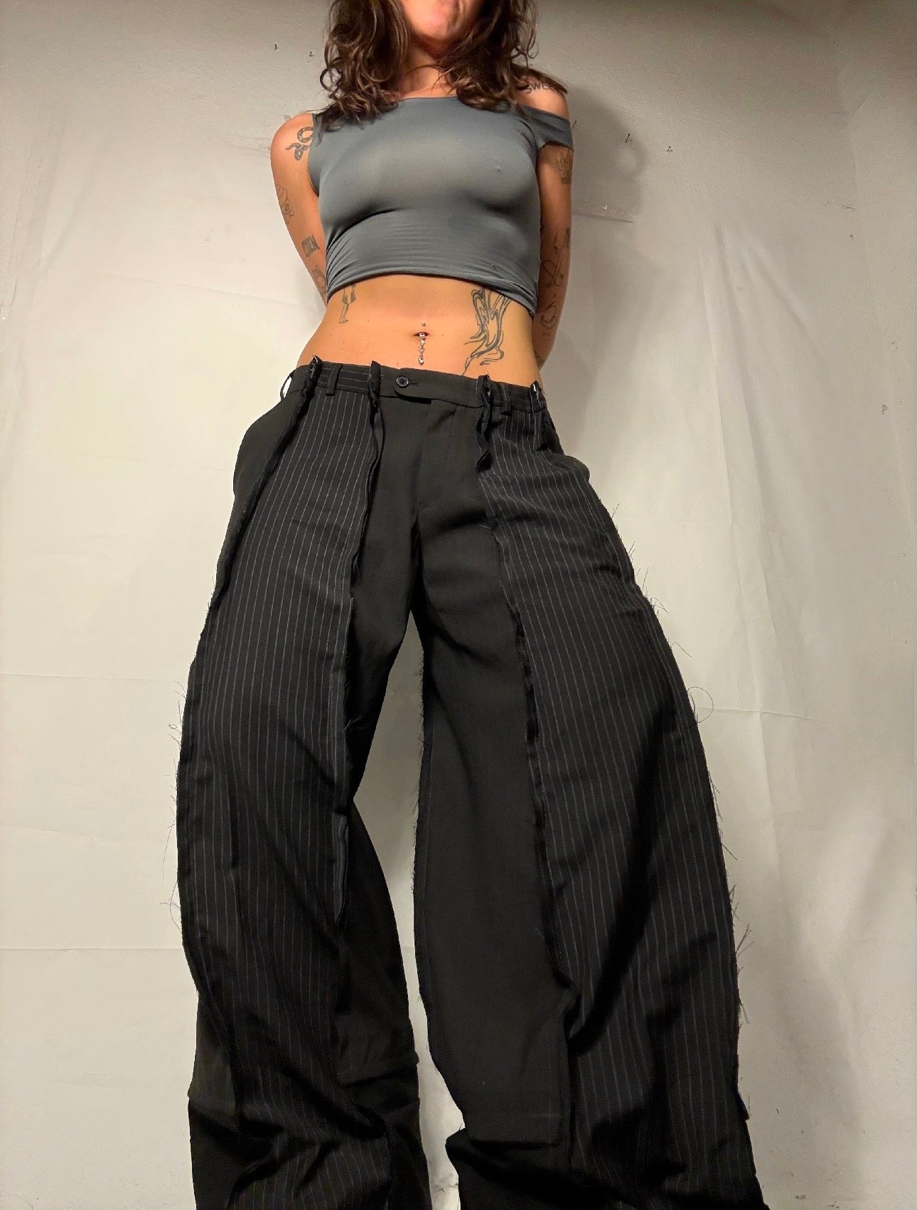 BAGGY BLACK PINSTIBE SPG SUITPANTS