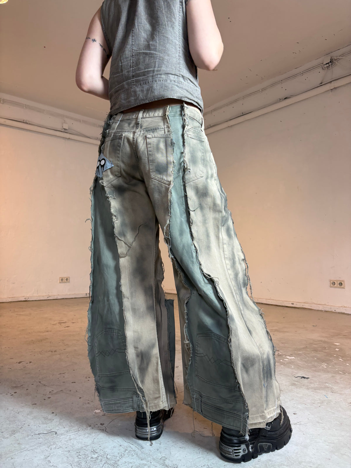 LIMITED EDITION BAGGY RIPPED SAND/GREEN STAINED SPG PANTS