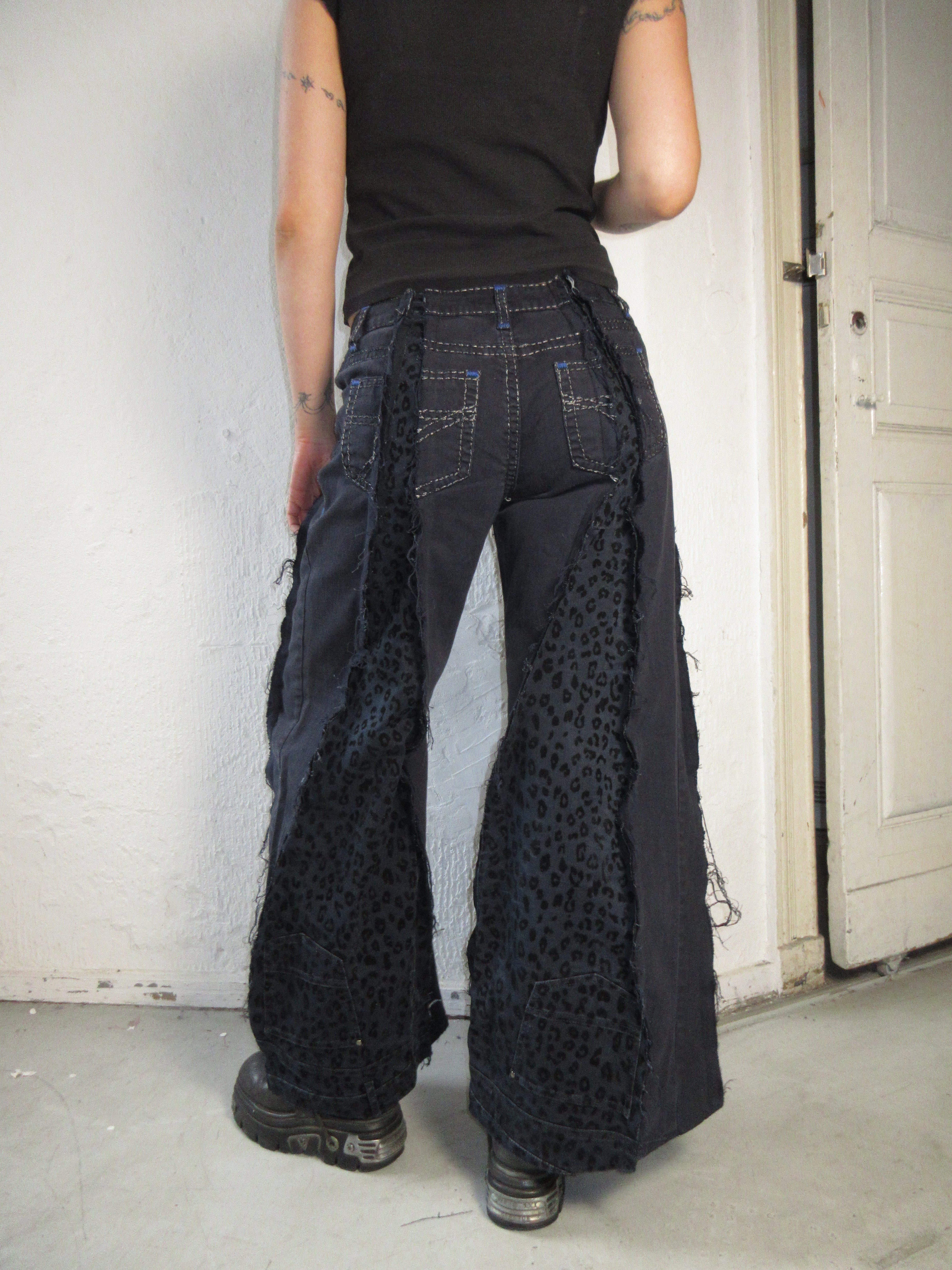 FLARED DARK LEO SPG PANTS