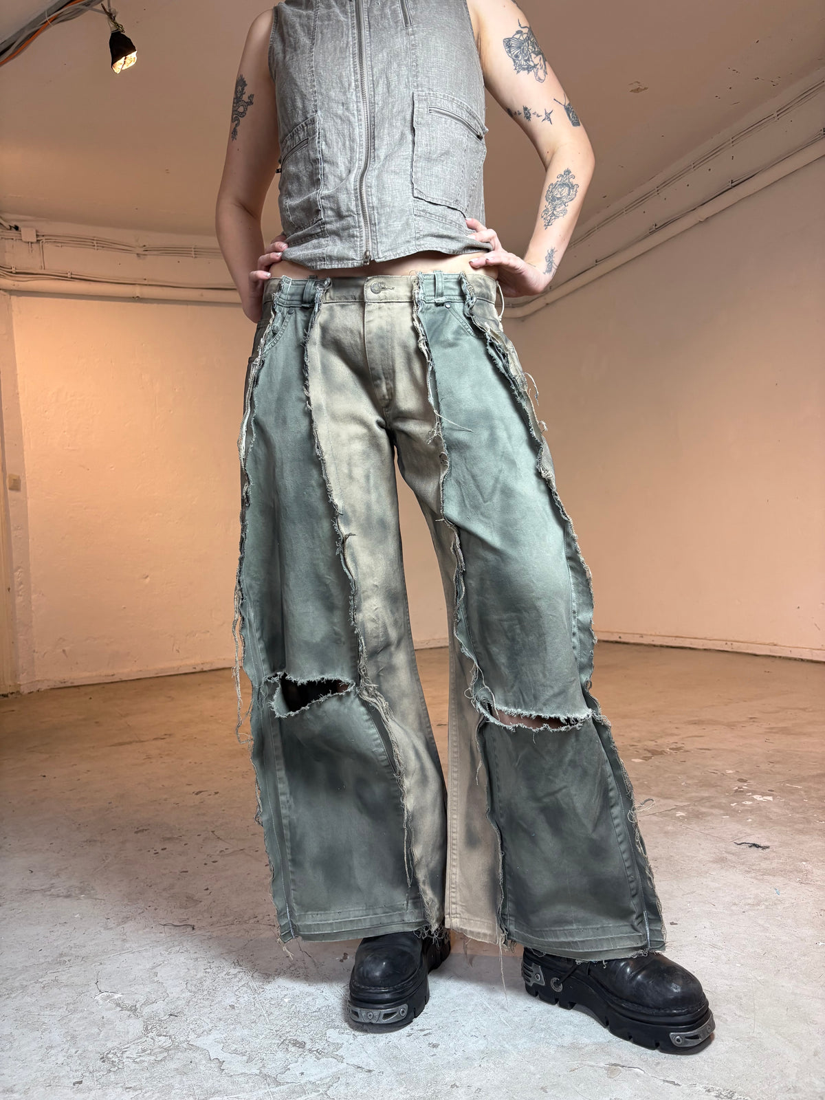 LIMITED EDITION BAGGY RIPPED SAND/GREEN STAINED SPG PANTS