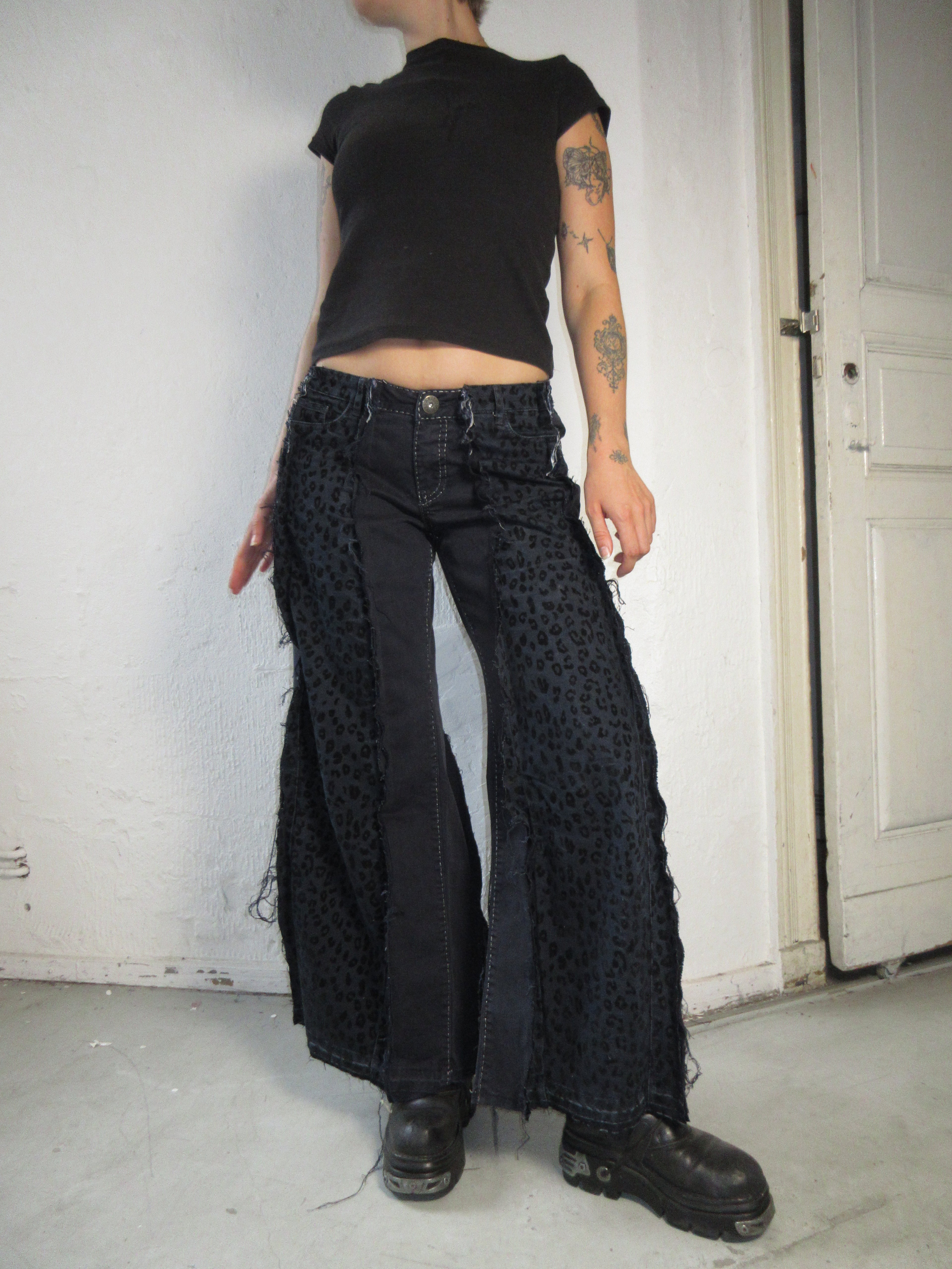 FLARED DARK LEO SPG PANTS