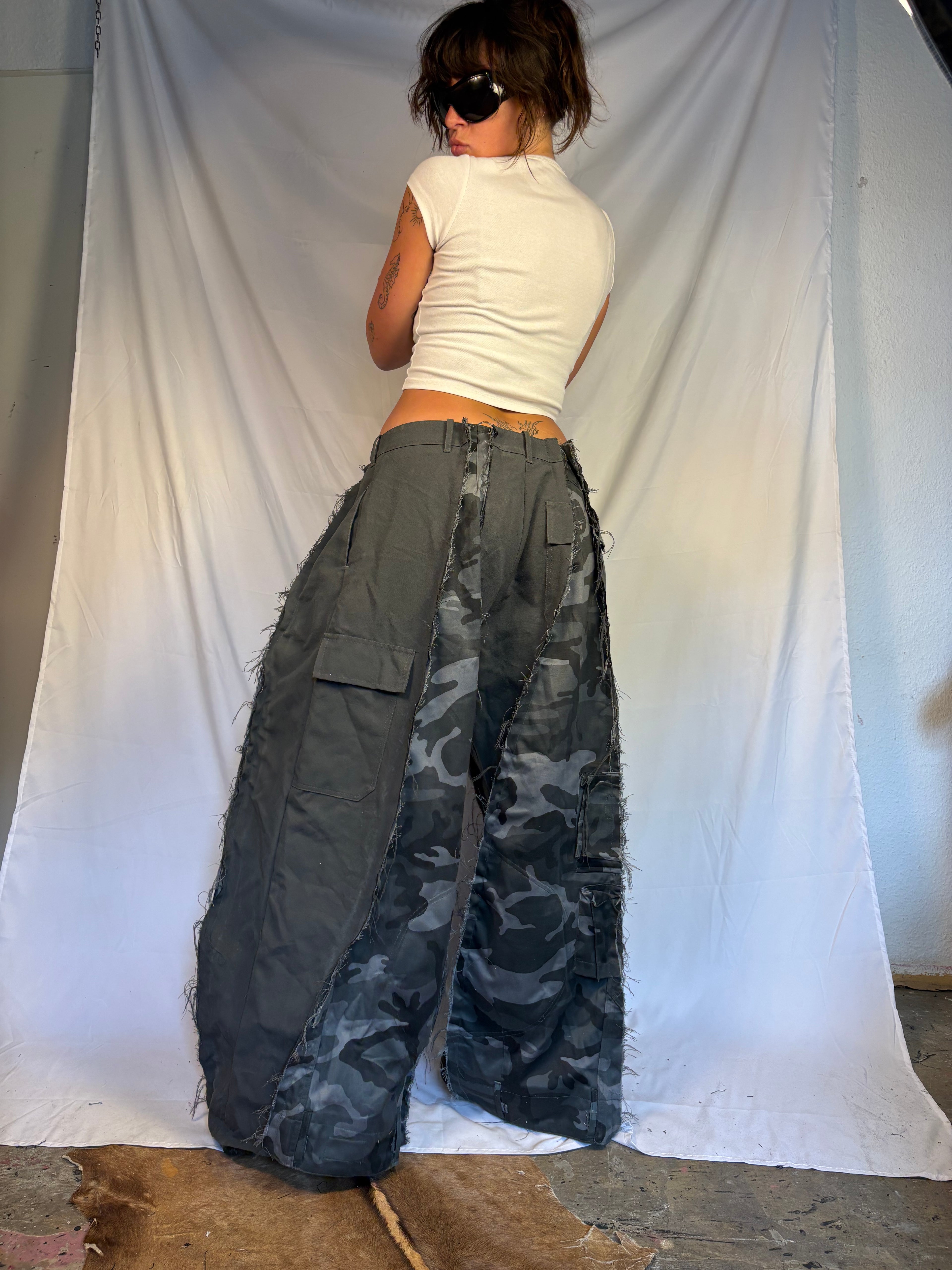 EXTRA BAGGY DARK CAMO CARGO SPG PANTS