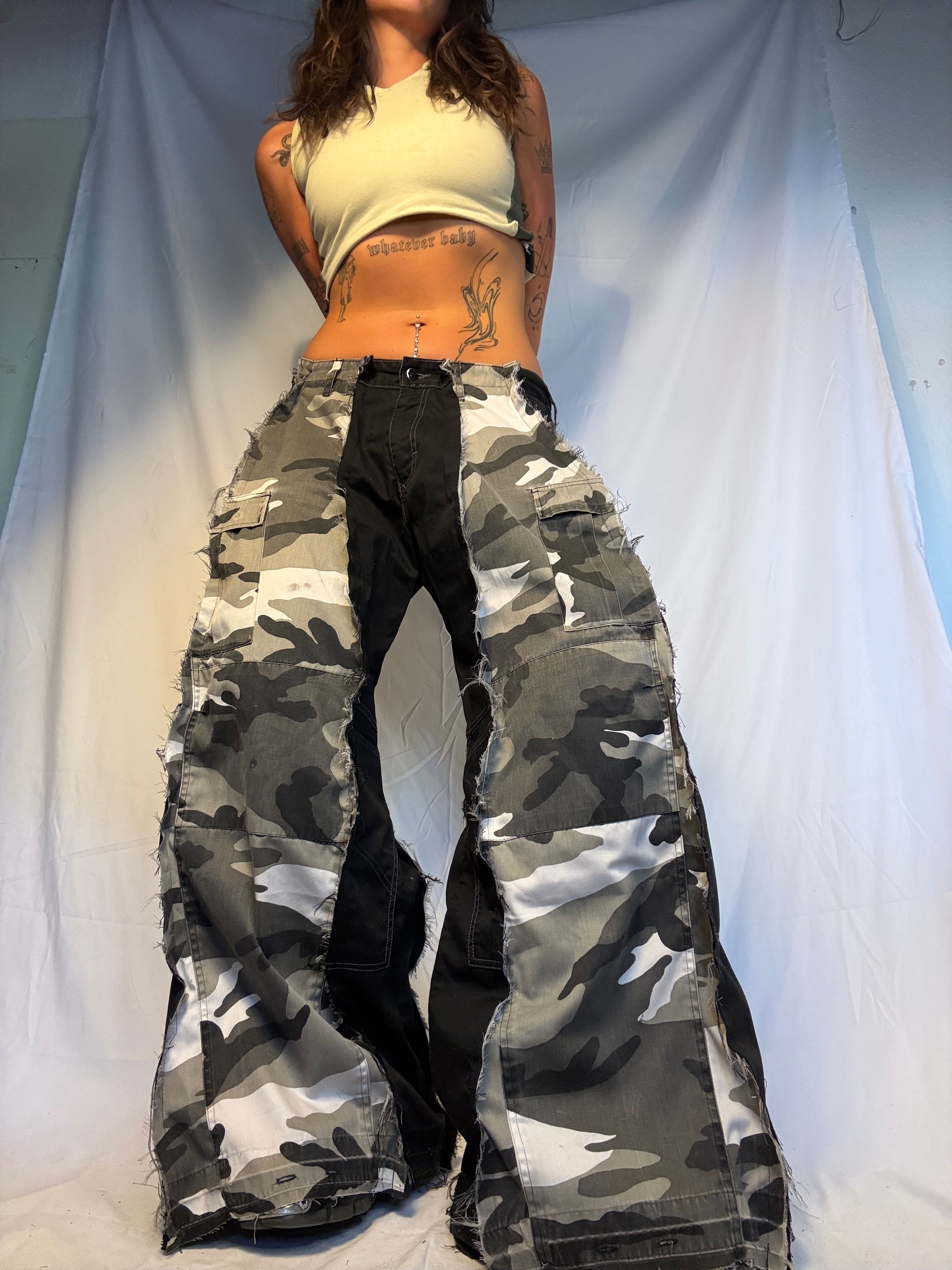 EXTRA BAGGY CARGO WHITE/BLACK CAMO SPG PANTS